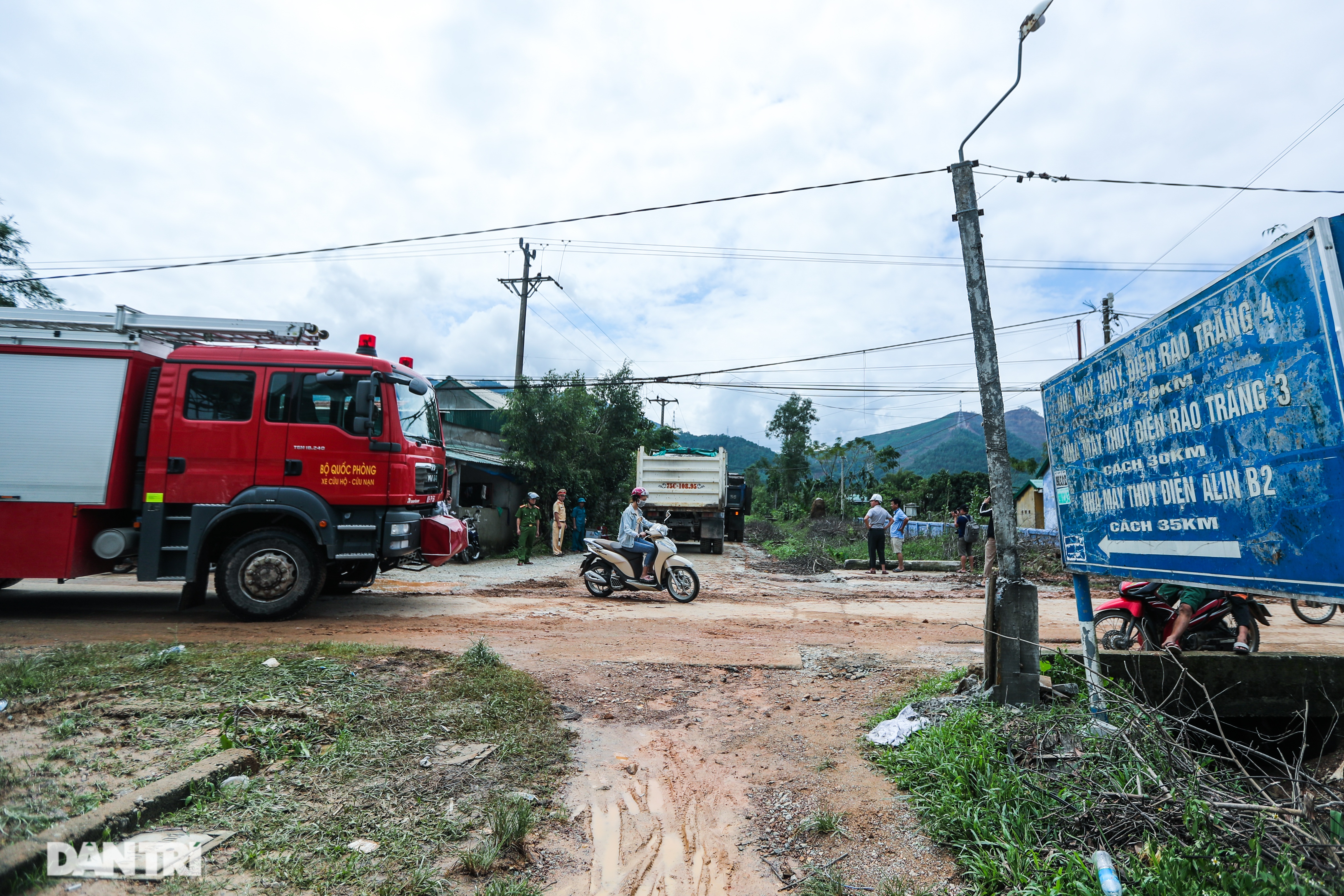 Người dân tự nguyện nấu hàng trăm suất cơm tiếp tế đội cứu hộ Rào Trăng 3 - 1 Người dân tự nguyện nấu hàng trăm suất cơm tiếp tế đội cứu hộ Rào Trăng 3 - 1