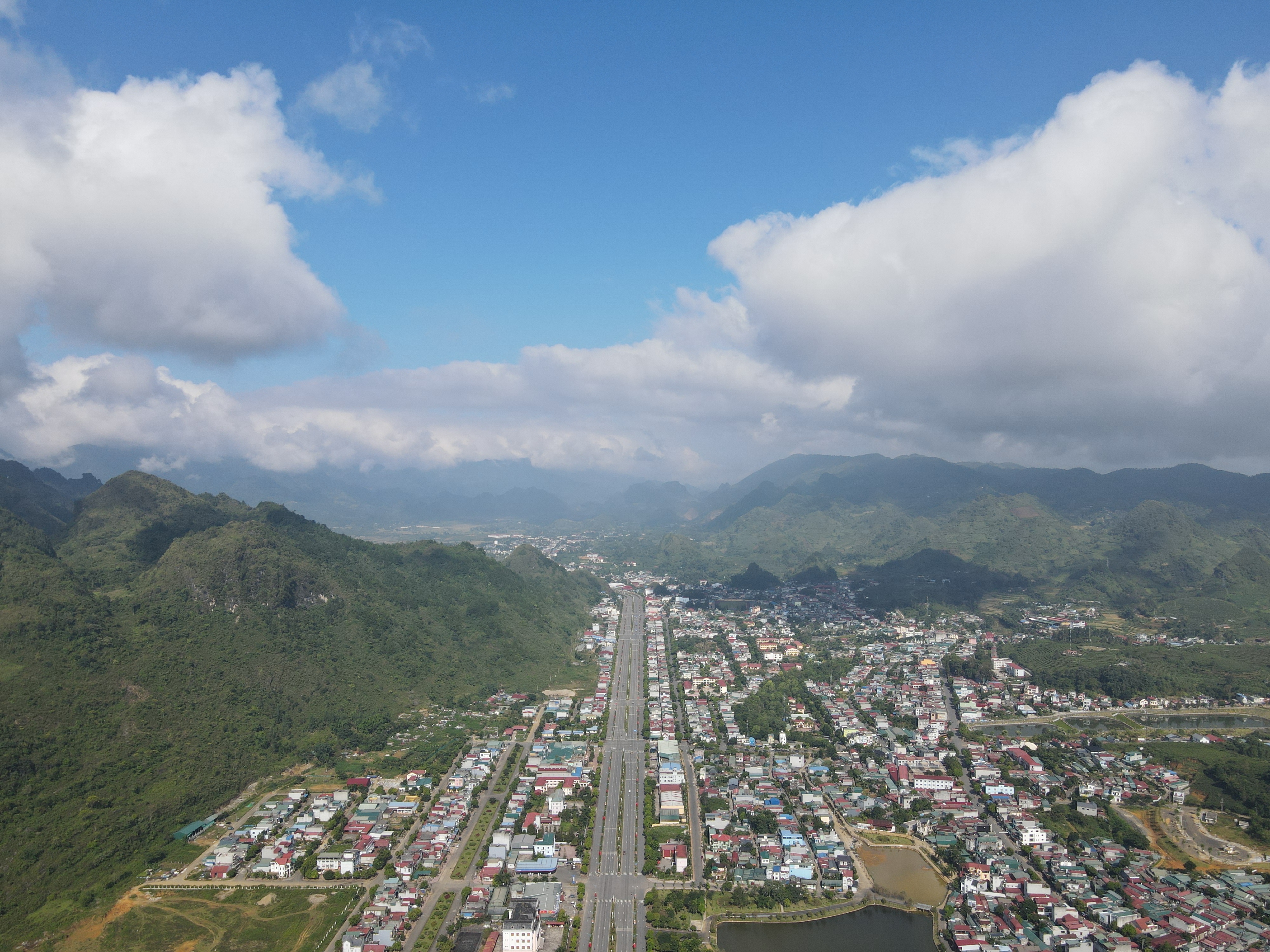 Ngắm phong lá đỏ chuyển màu rực rỡ ở cao nguyên đá vôi cao thứ 2 Việt Nam - 1