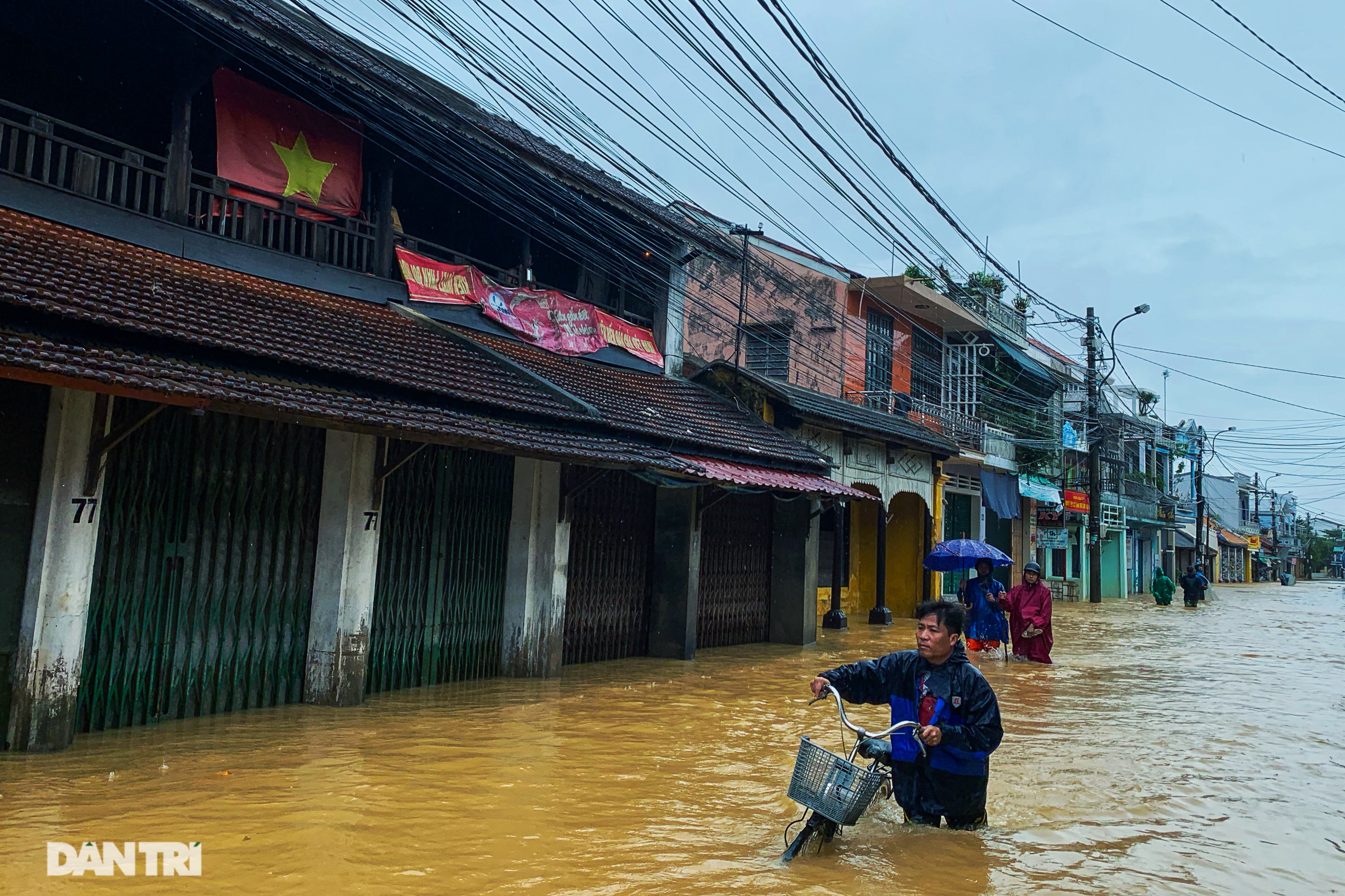 Mưa lớn lại đổ xuống các tỉnh miền Trung, phố cổ Bao Vinh lũ chồng lũ - 4 Mưa lớn lại đổ xuống các tỉnh miền Trung, phố cổ Bao Vinh lũ chồng lũ - 4