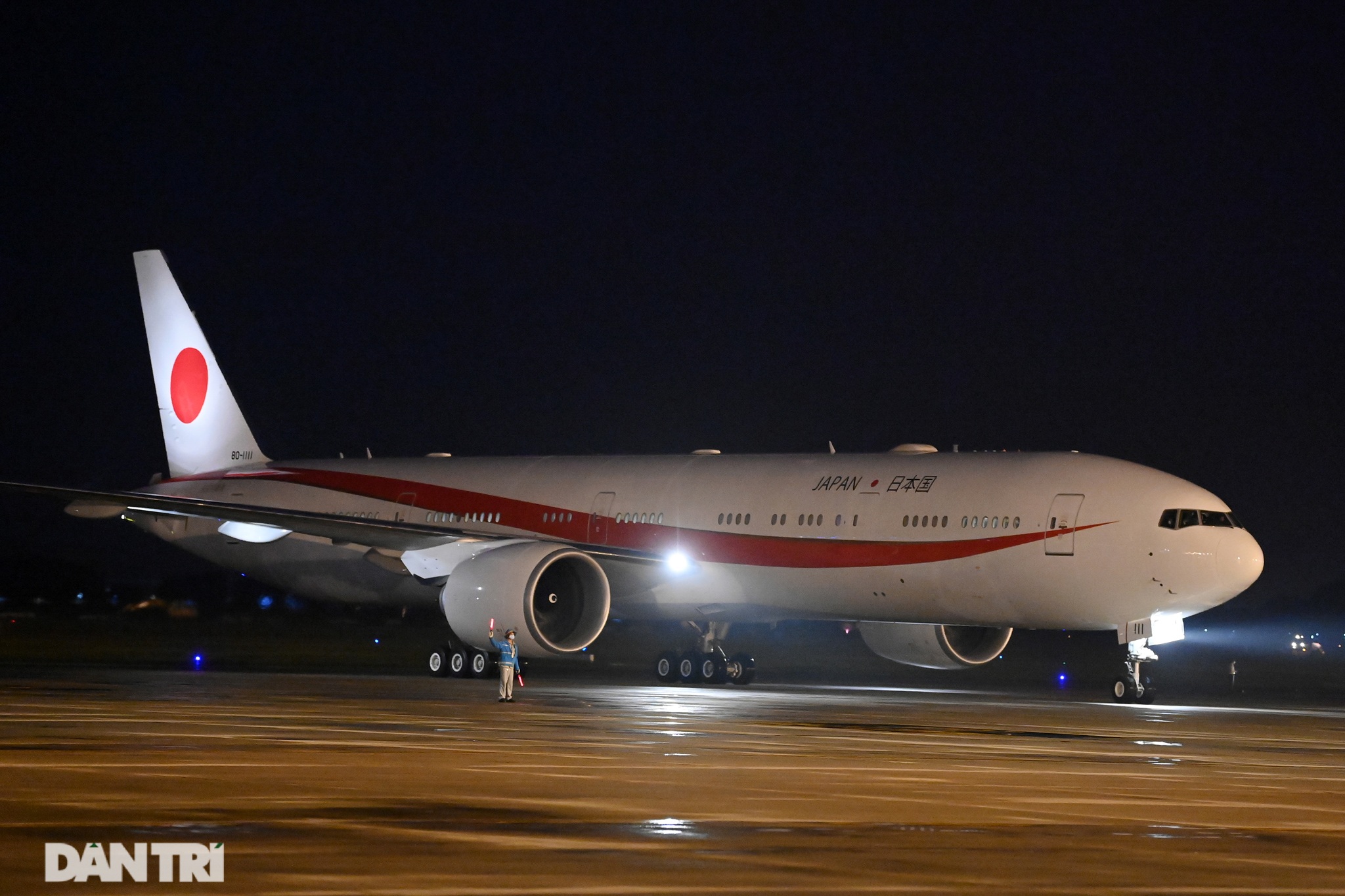 Chuyên cơ của Thủ tướng Nhật Bản hạ cánh xuống sân bay Nội Bài - 1