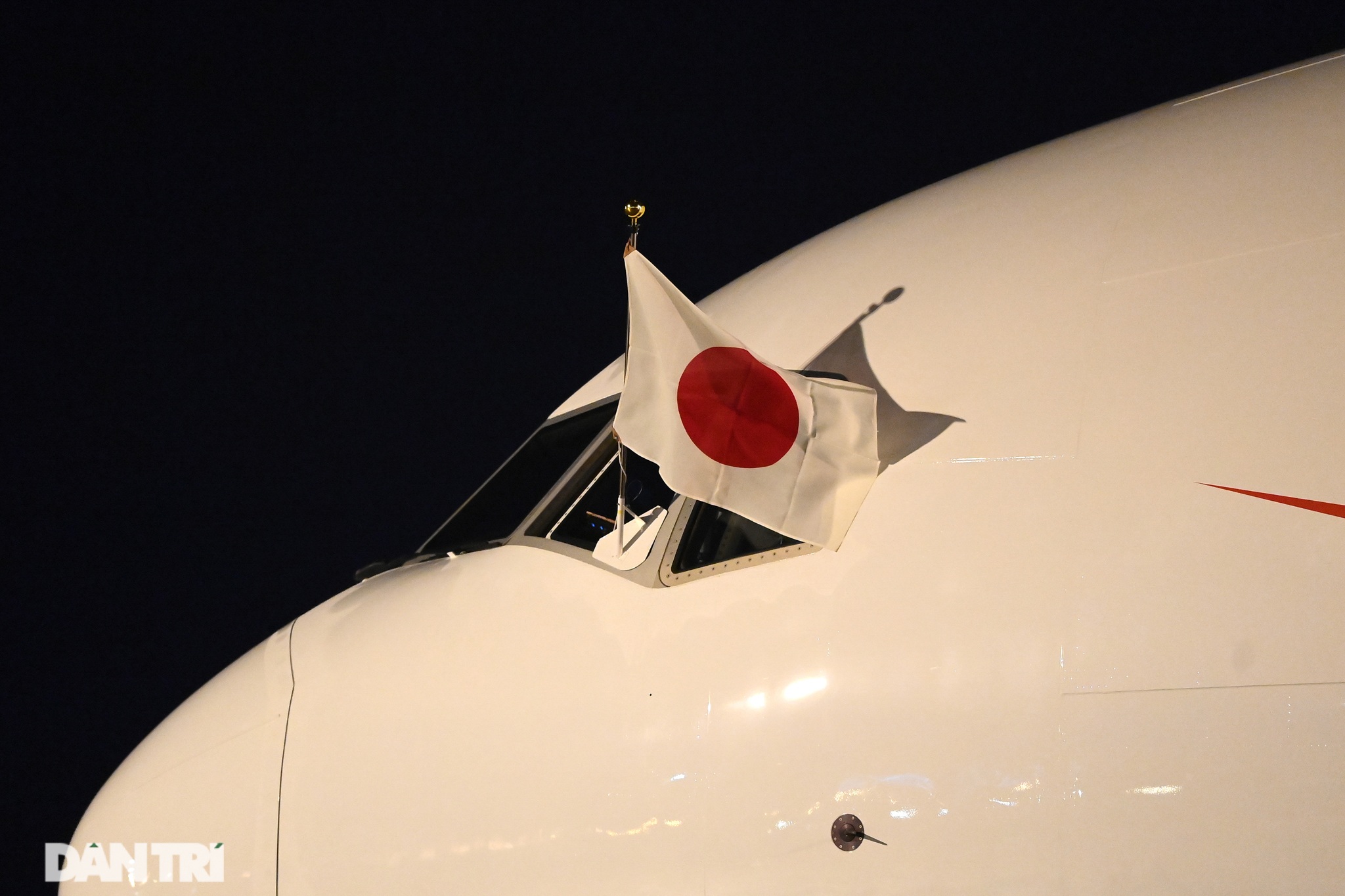 Chuyên cơ của Thủ tướng Nhật Bản hạ cánh xuống sân bay Nội Bài - 2
