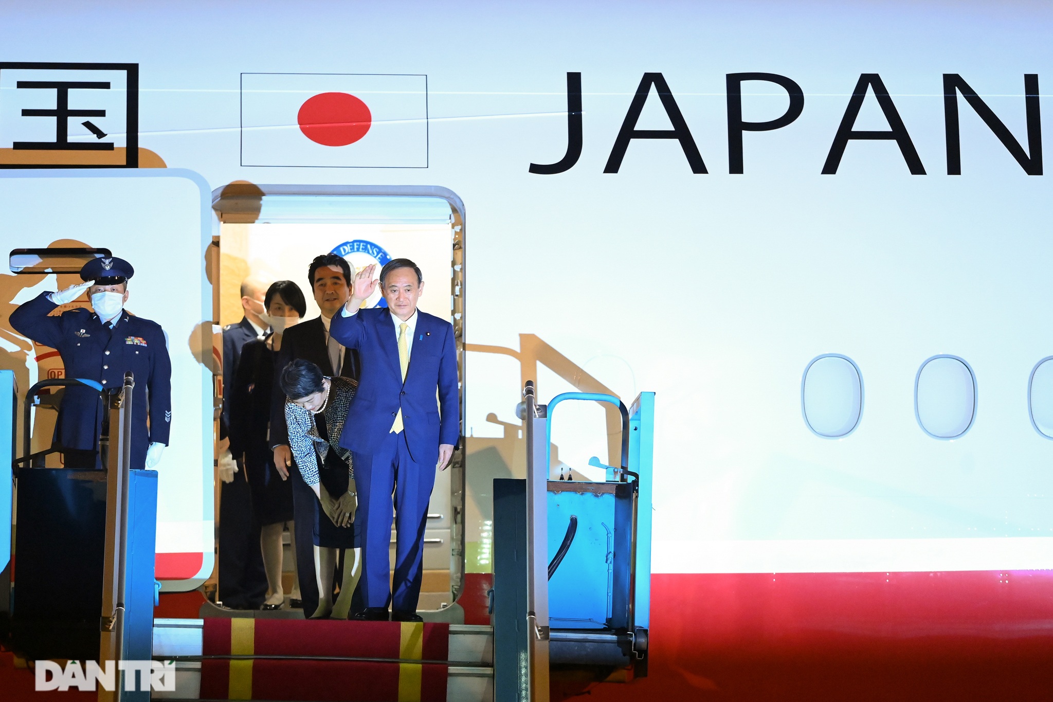 Chuyên cơ của Thủ tướng Nhật Bản hạ cánh xuống sân bay Nội Bài - 3
