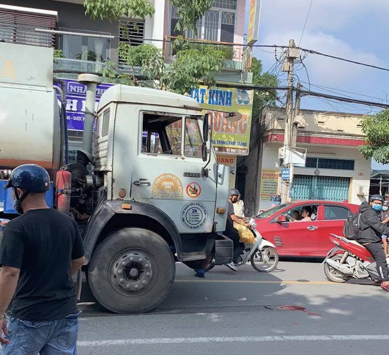 Tài xế ô tô mở cửa bất cẩn khiến người đi xe máy bị xe bồn cán | Báo ...