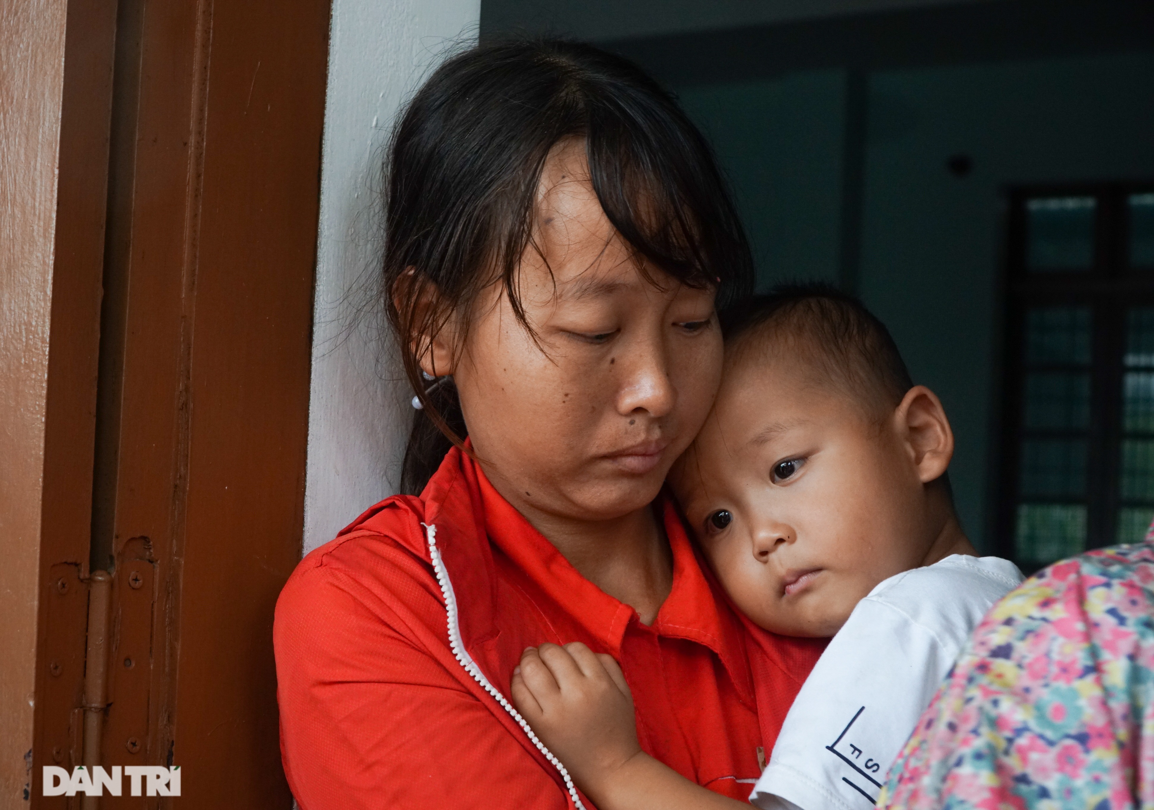 Quảng Bình: Người dân khóc ròng vì gia sản trôi theo dòng lũ dữ - 8 Quảng Bình: Người dân khóc ròng vì gia sản trôi theo dòng lũ dữ - 8