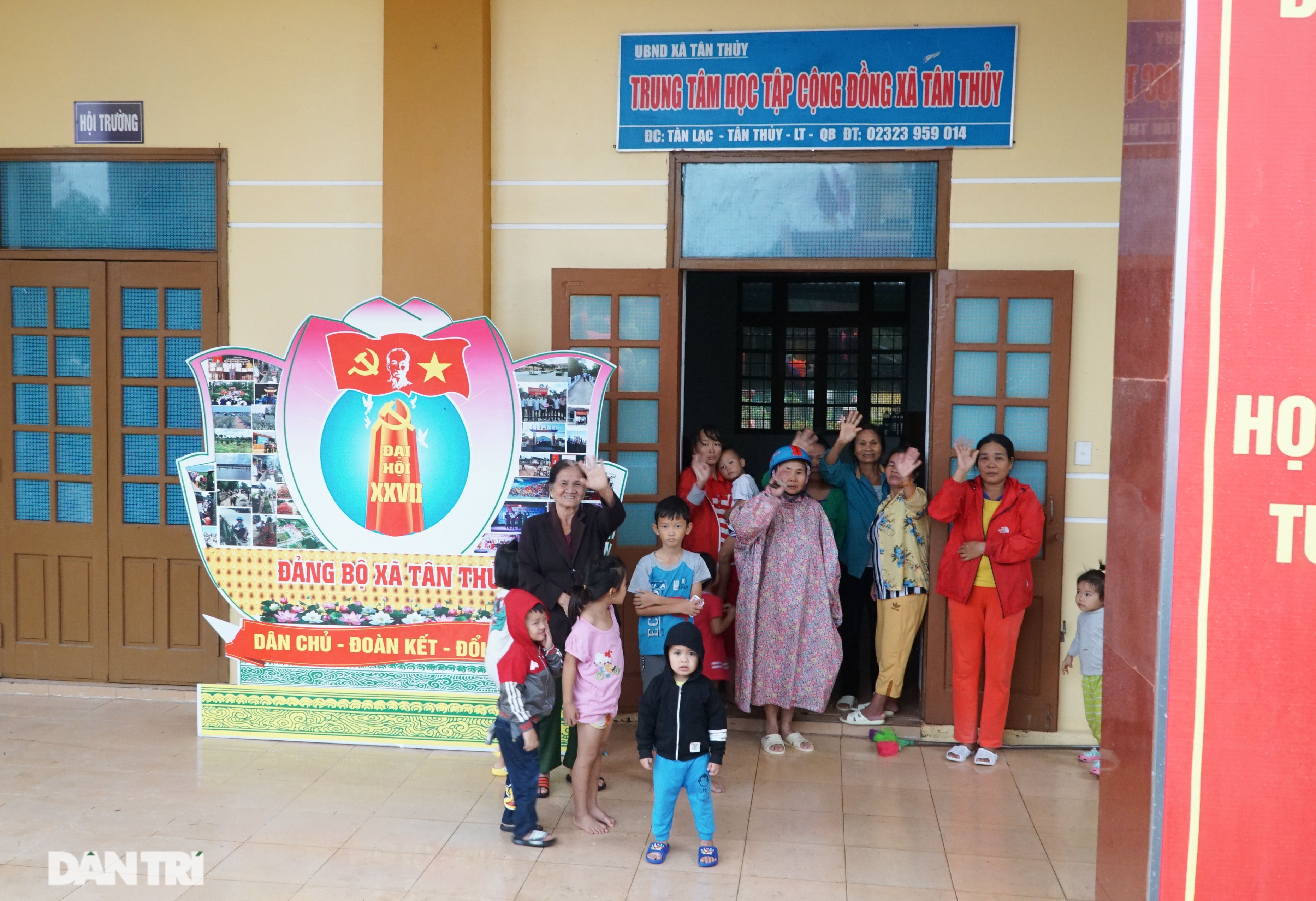 Quảng Bình: Người dân khóc ròng vì gia sản trôi theo dòng lũ dữ - 13 Quảng Bình: Người dân khóc ròng vì gia sản trôi theo dòng lũ dữ - 13