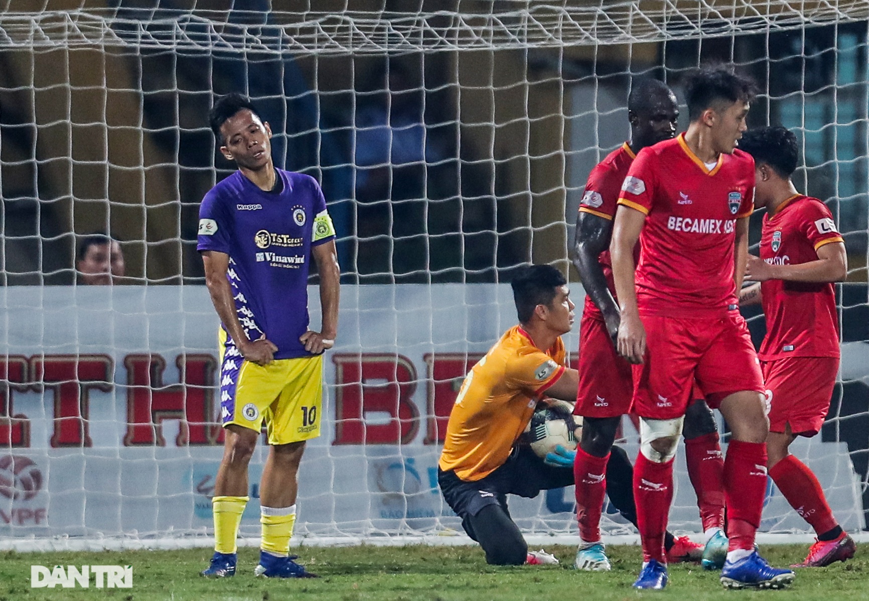 Lập công ở phút 90, Quang Hải đưa CLB Hà Nội lên ngôi đầu V-League - 7 Lập công ở phút 90, Quang Hải đưa CLB Hà Nội lên ngôi đầu V-League - 7