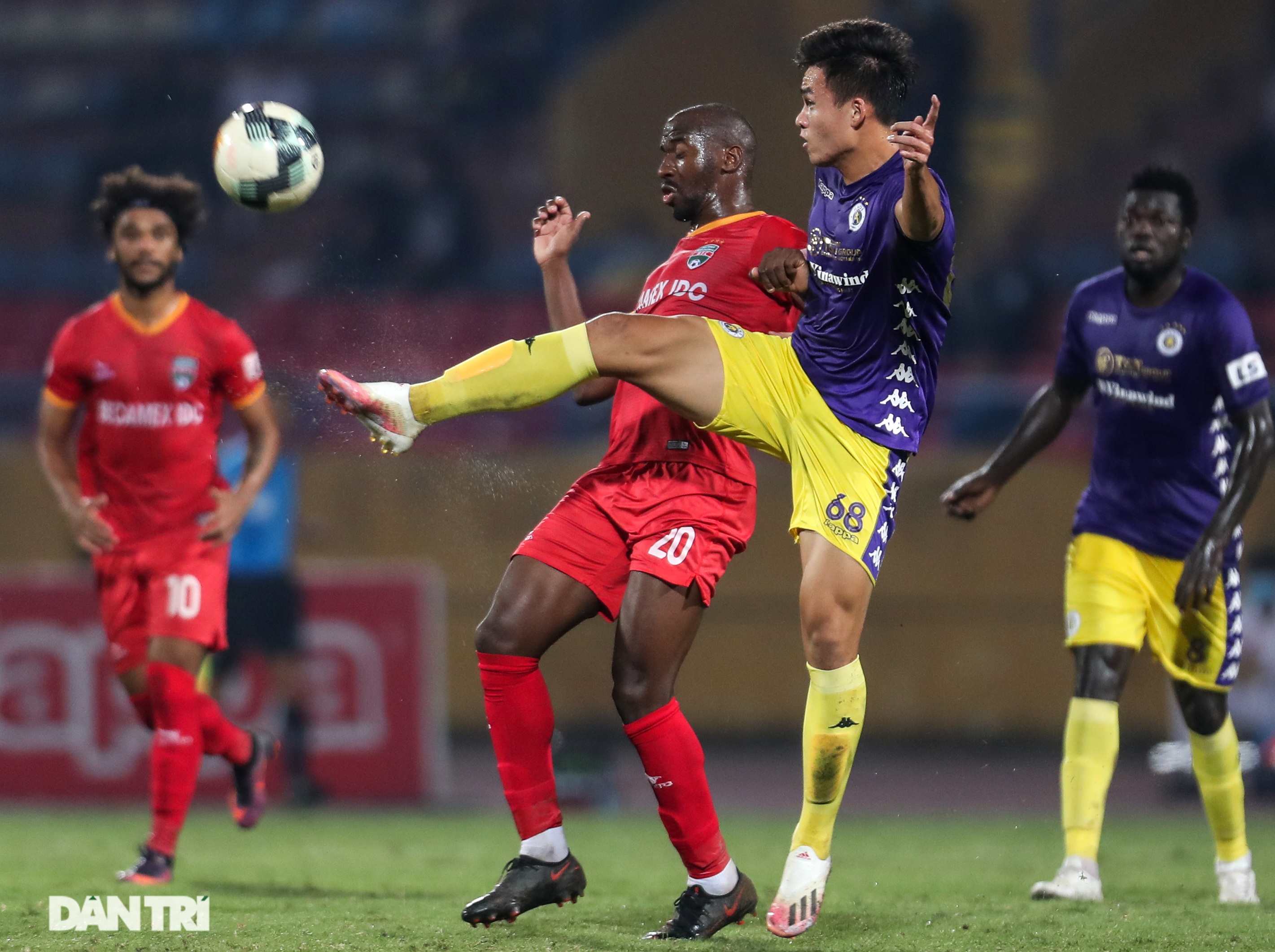 Lập công ở phút 90, Quang Hải đưa CLB Hà Nội lên ngôi đầu V-League - 3 Lập công ở phút 90, Quang Hải đưa CLB Hà Nội lên ngôi đầu V-League - 3