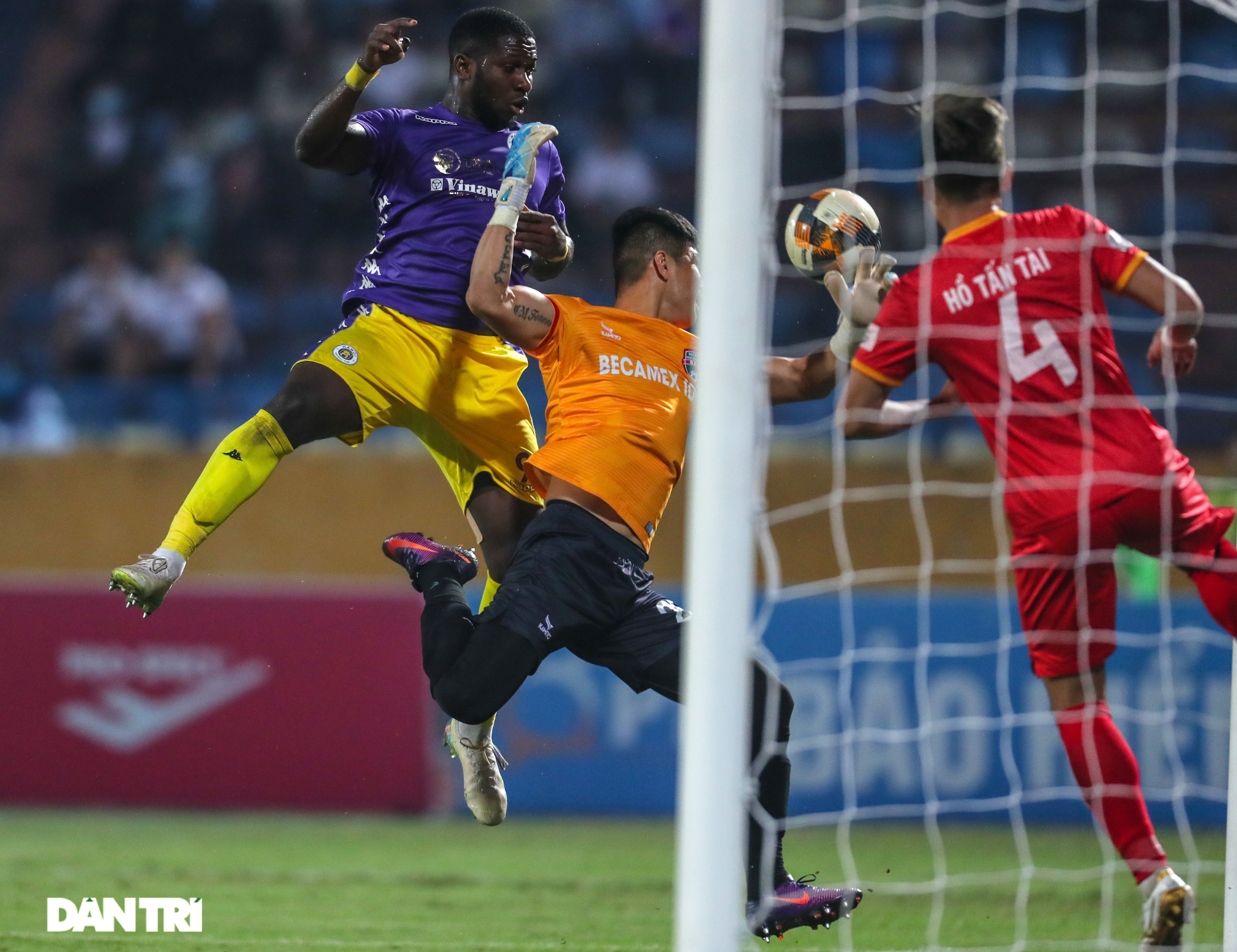 Lập công ở phút 90, Quang Hải đưa CLB Hà Nội lên ngôi đầu V-League - 4 Lập công ở phút 90, Quang Hải đưa CLB Hà Nội lên ngôi đầu V-League - 4