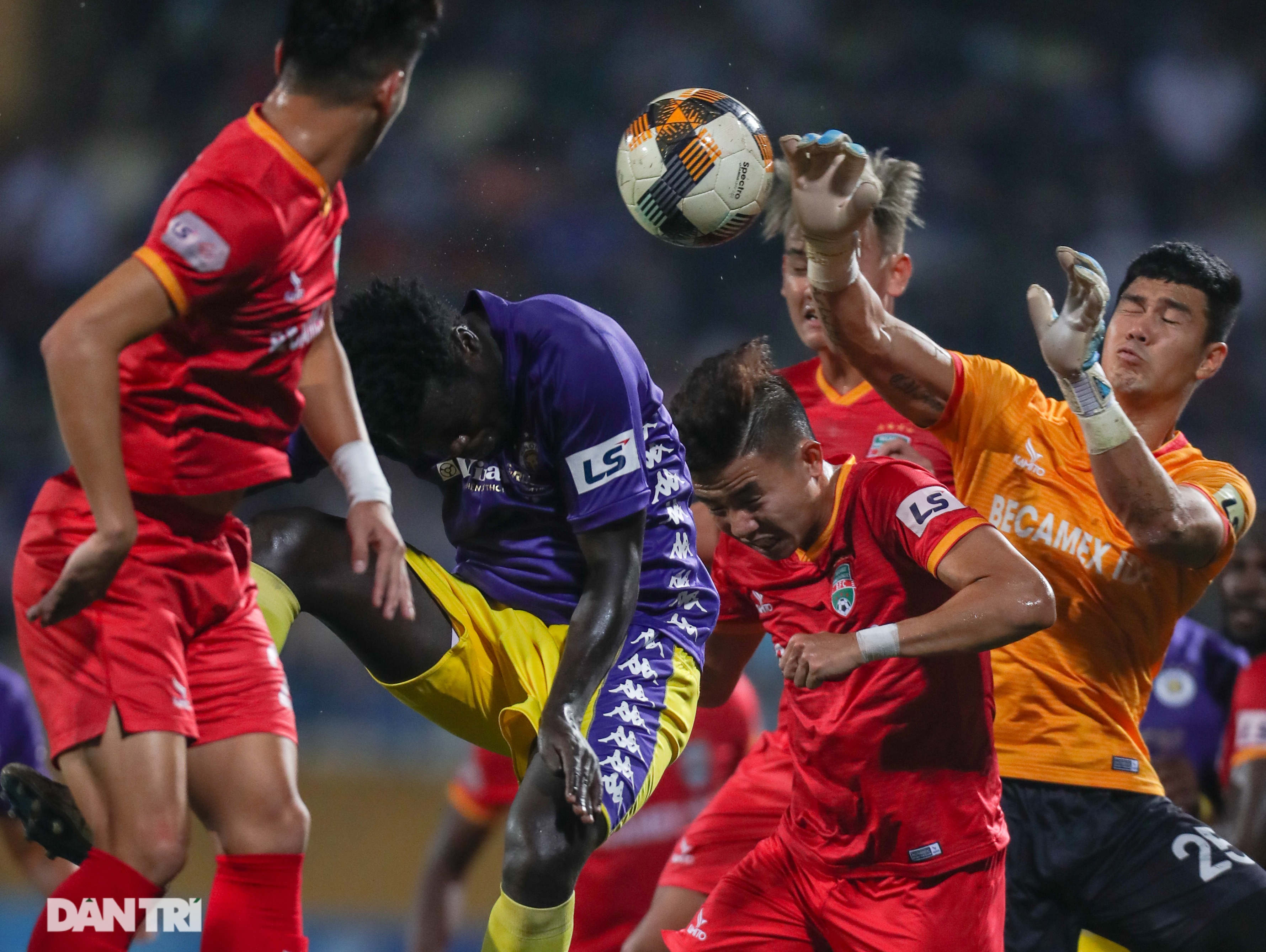 Lập công ở phút 90, Quang Hải đưa CLB Hà Nội lên ngôi đầu V-League - 5 Lập công ở phút 90, Quang Hải đưa CLB Hà Nội lên ngôi đầu V-League - 5