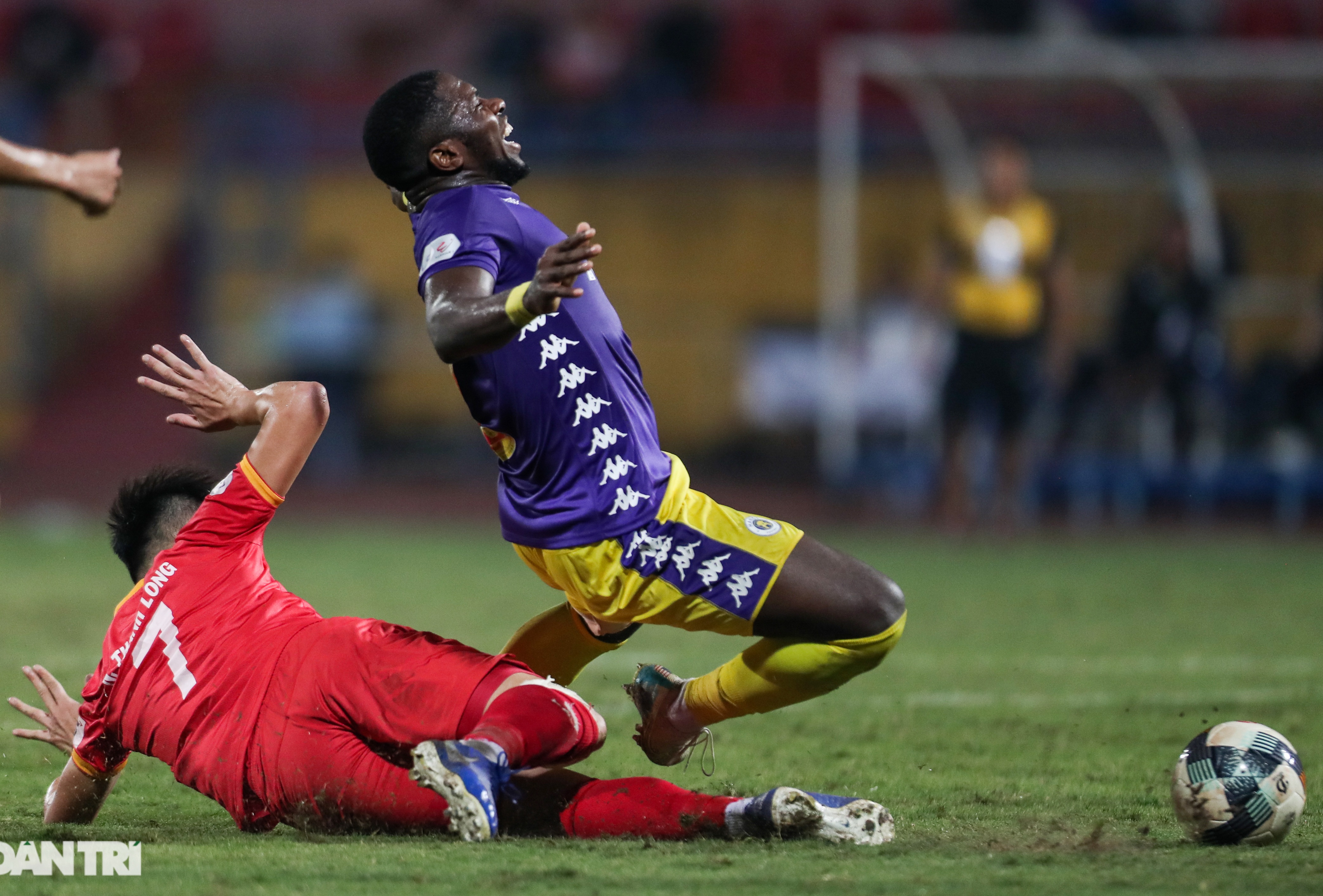 Lập công ở phút 90, Quang Hải đưa CLB Hà Nội lên ngôi đầu V-League - 6 Lập công ở phút 90, Quang Hải đưa CLB Hà Nội lên ngôi đầu V-League - 6