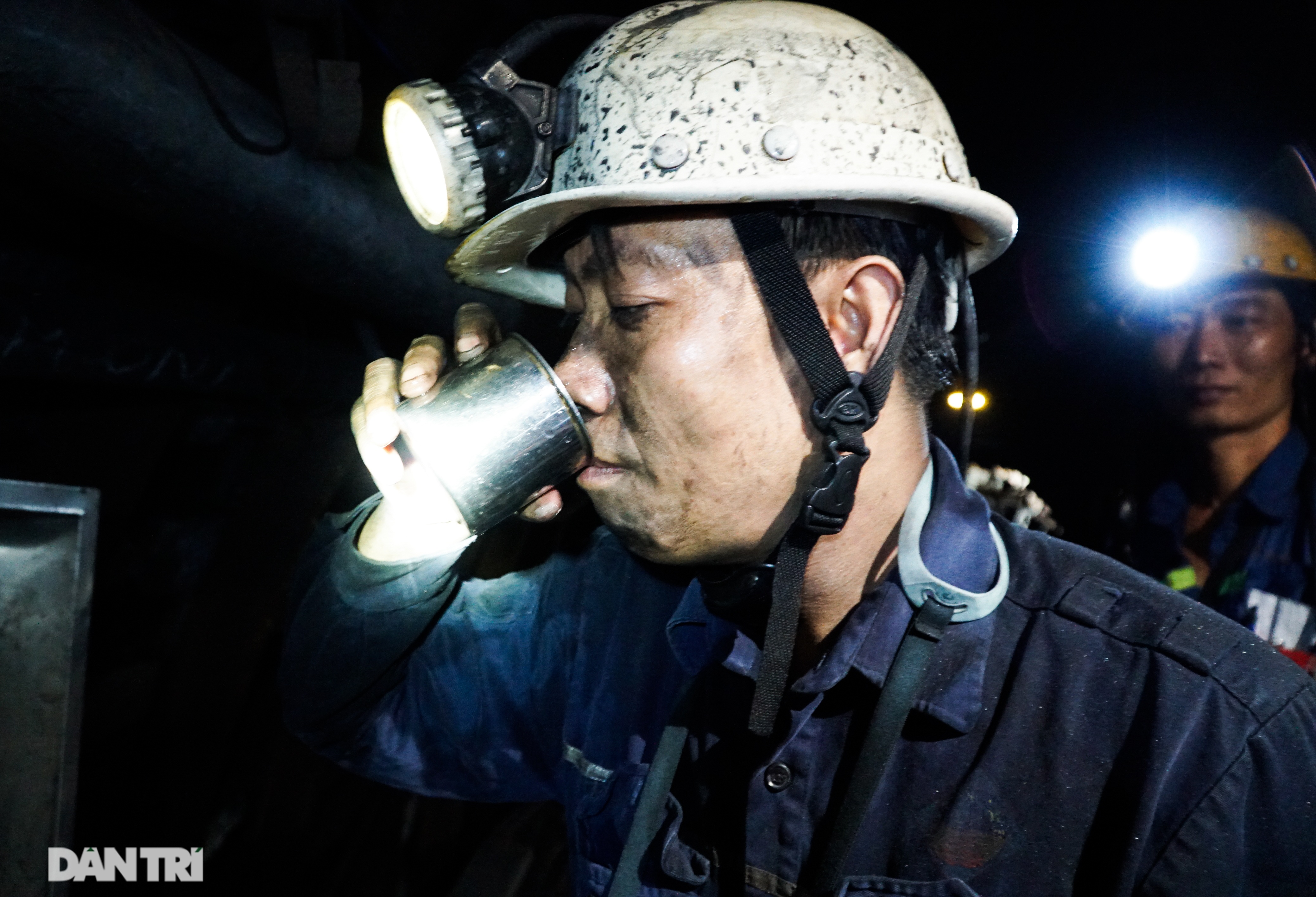 Một ngày của người thợ ăn cơm dương gian, làm việc âm phủ - 9 Một ngày của người thợ ăn cơm dương gian, làm việc âm phủ - 9