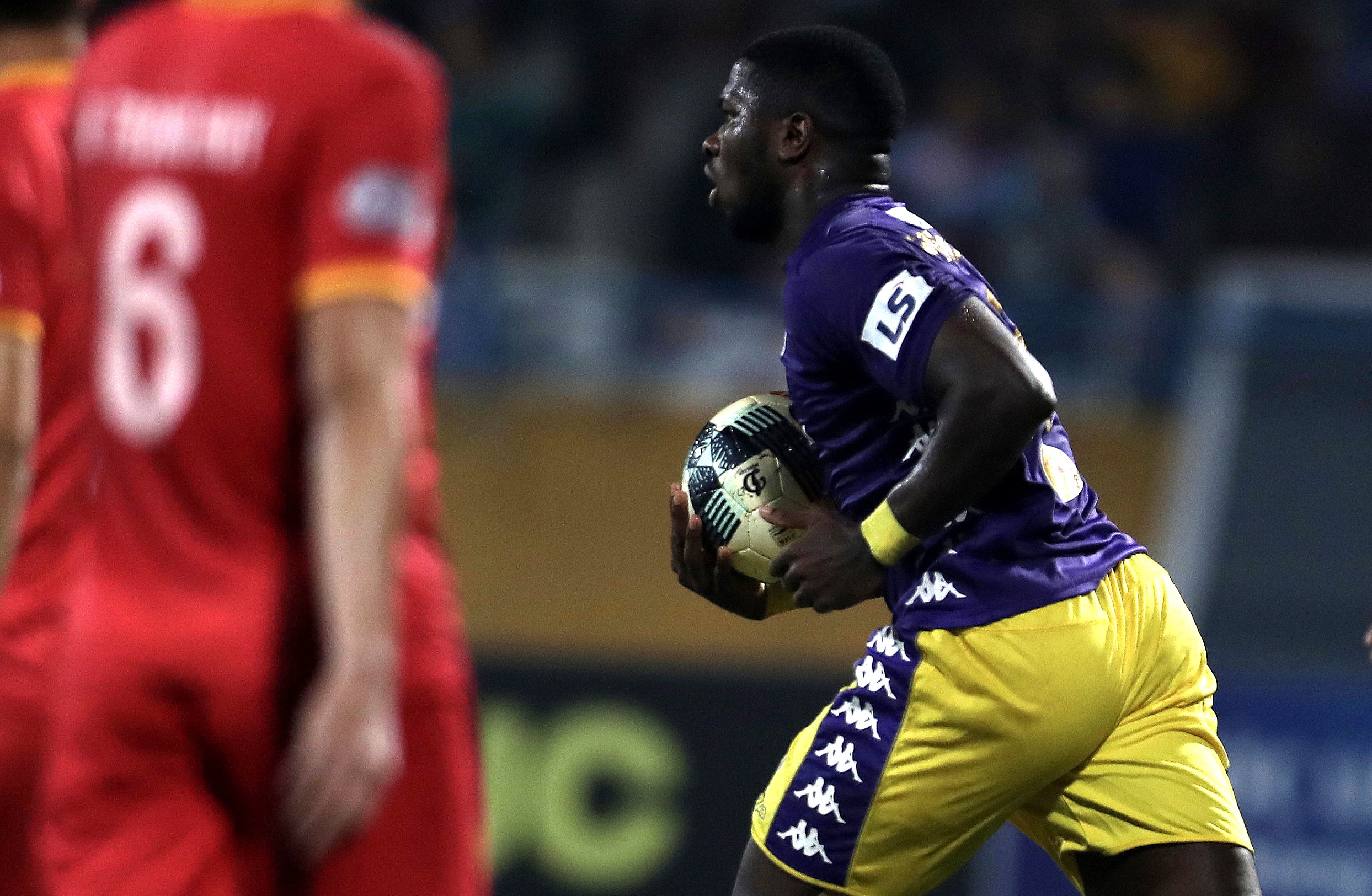 Lập công ở phút 90, Quang Hải đưa CLB Hà Nội lên ngôi đầu V-League - 8 Lập công ở phút 90, Quang Hải đưa CLB Hà Nội lên ngôi đầu V-League - 8