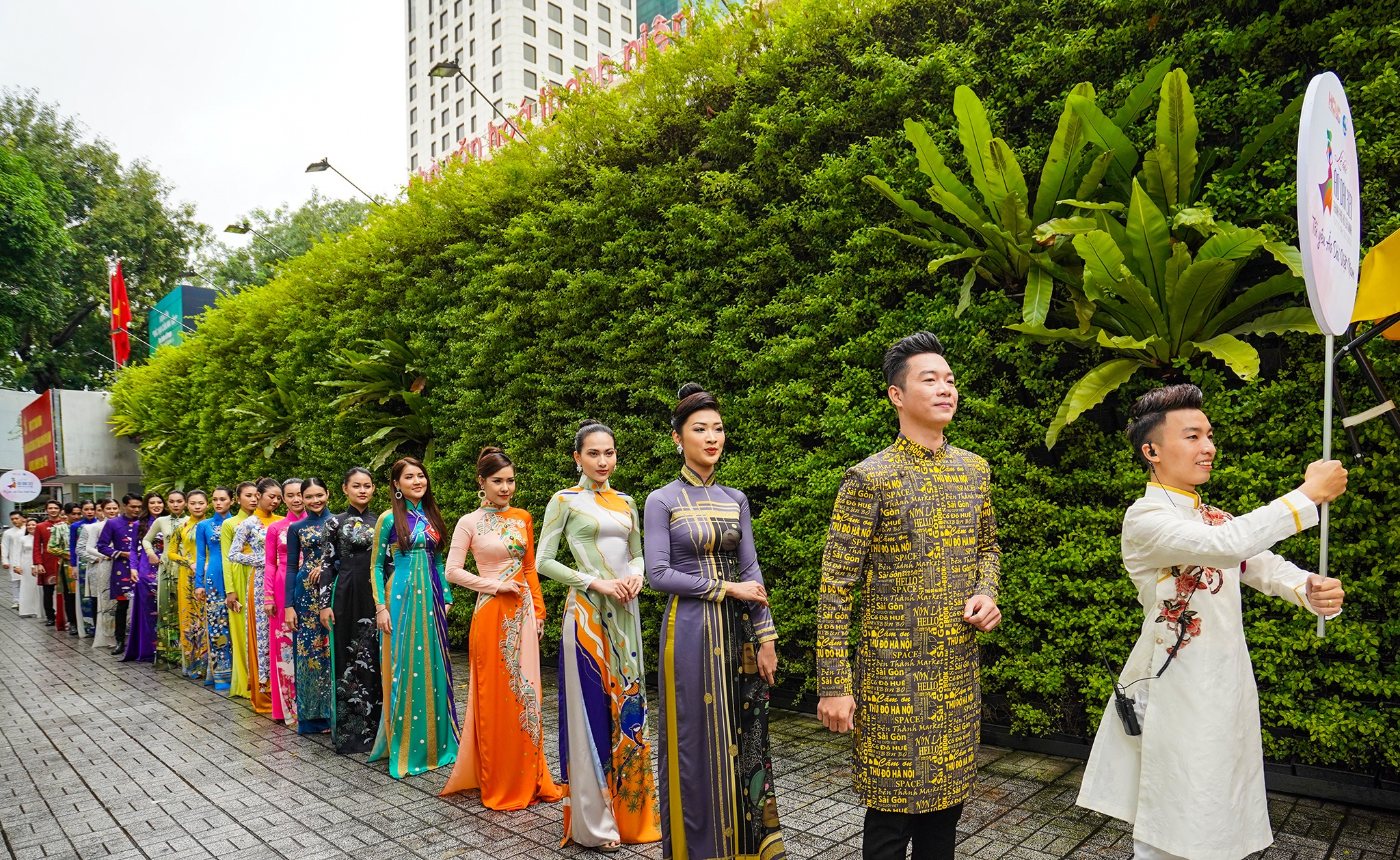 Streets, tourist attractions ... in Ho Chi Minh City turned into ao dai runway - 1