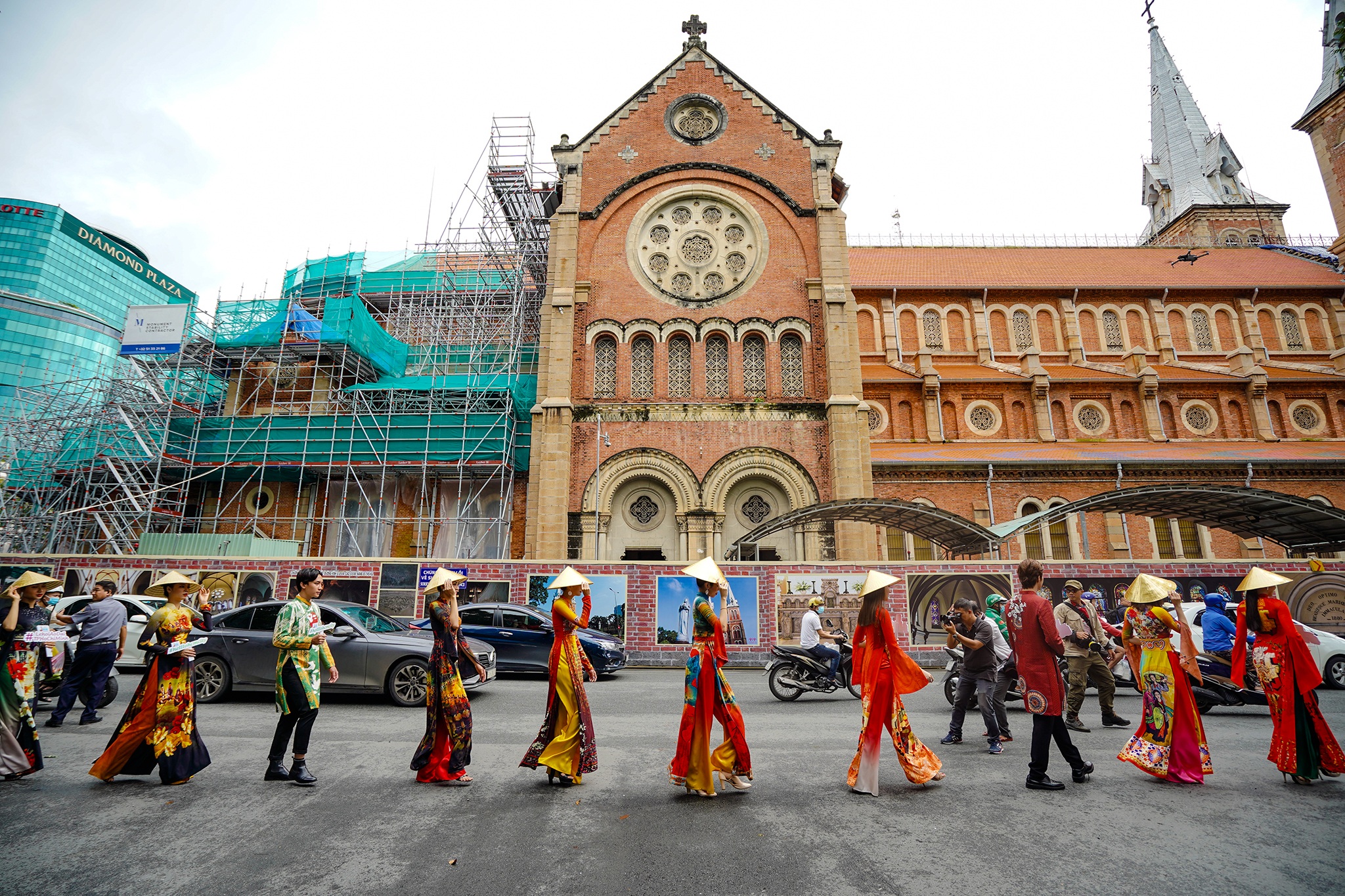 Streets, tourist attractions ... in Ho Chi Minh City turned into a catwalk - 13