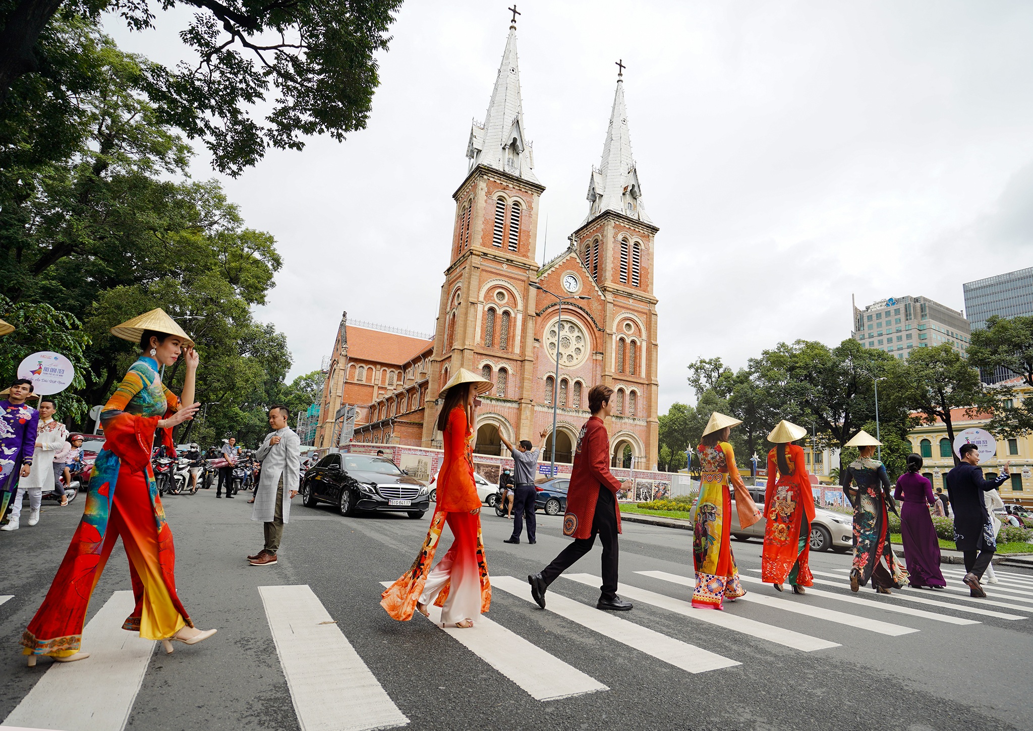 Streets, tourist attractions ... in Ho Chi Minh City turned into a catwalk - 14