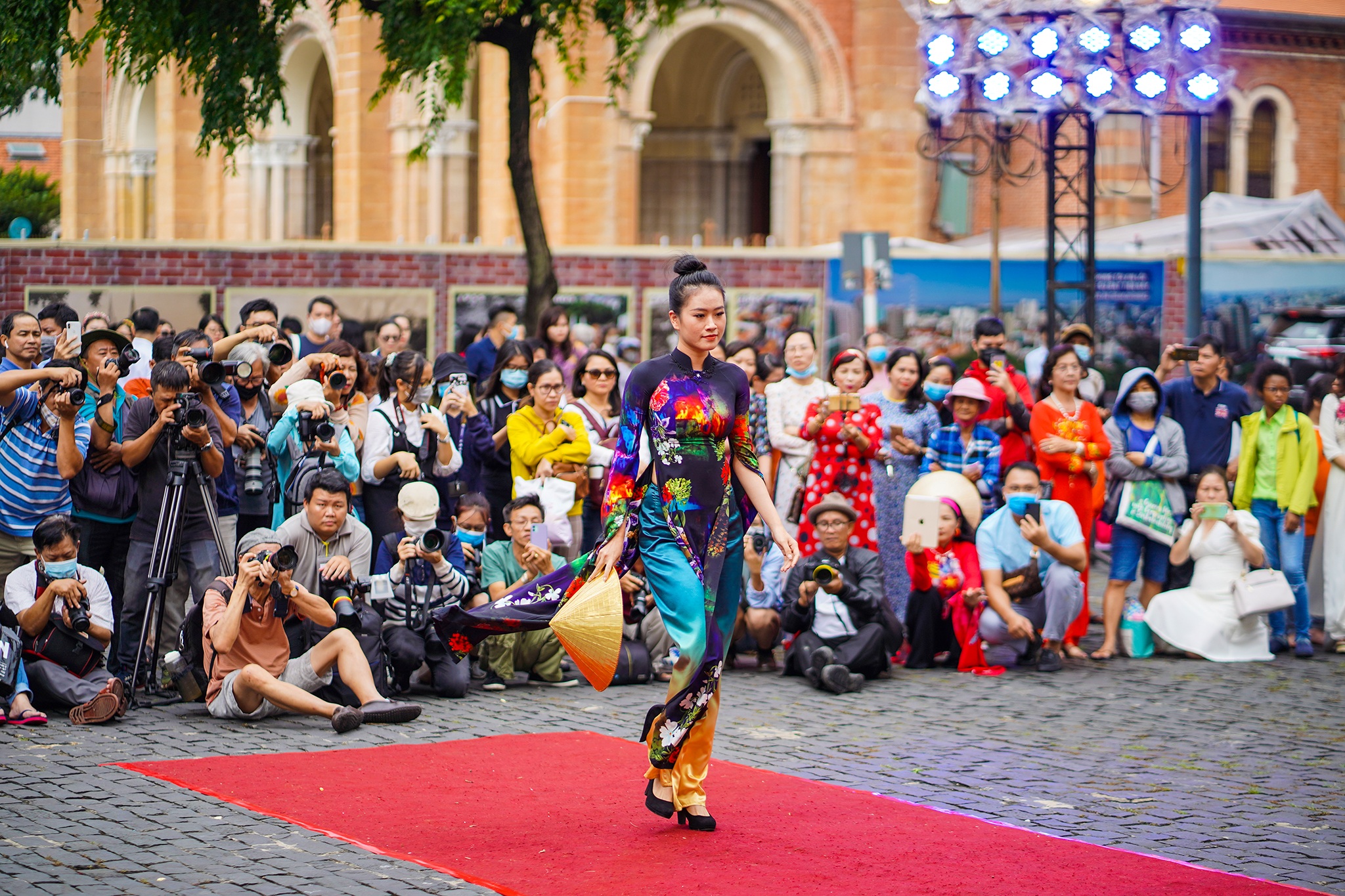 Streets, tourist attractions ... in Ho Chi Minh City turned into a catwalk - 16