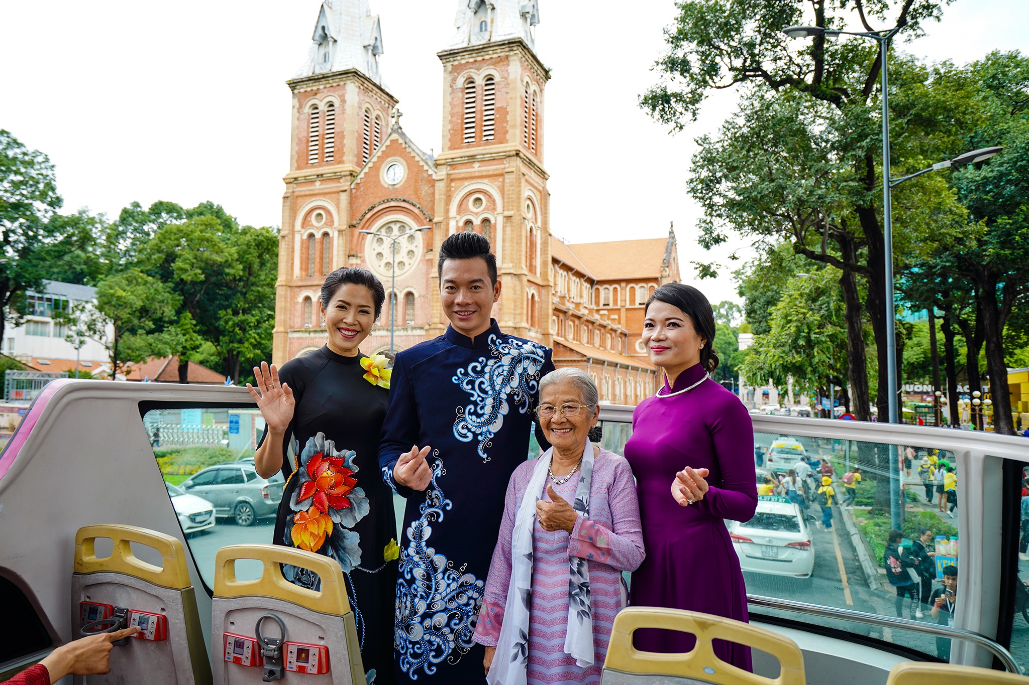 Streets, tourist attractions ... in Ho Chi Minh City turned into a catwalk - 17