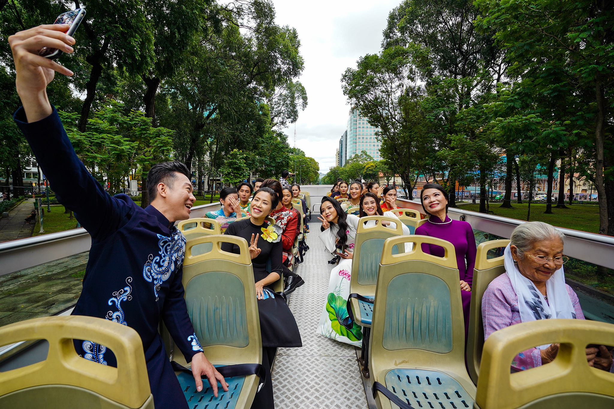 Streets, tourist attractions ... in Ho Chi Minh City turned into a catwalk - 18