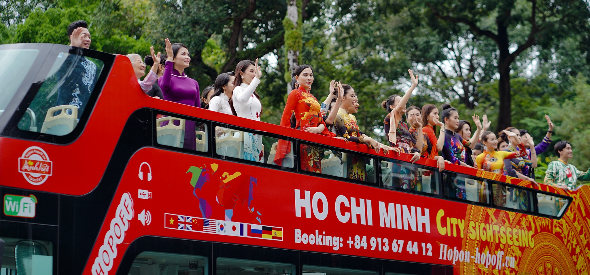 Streets, tourist attractions ... in Ho Chi Minh City turned into a catwalk - 19