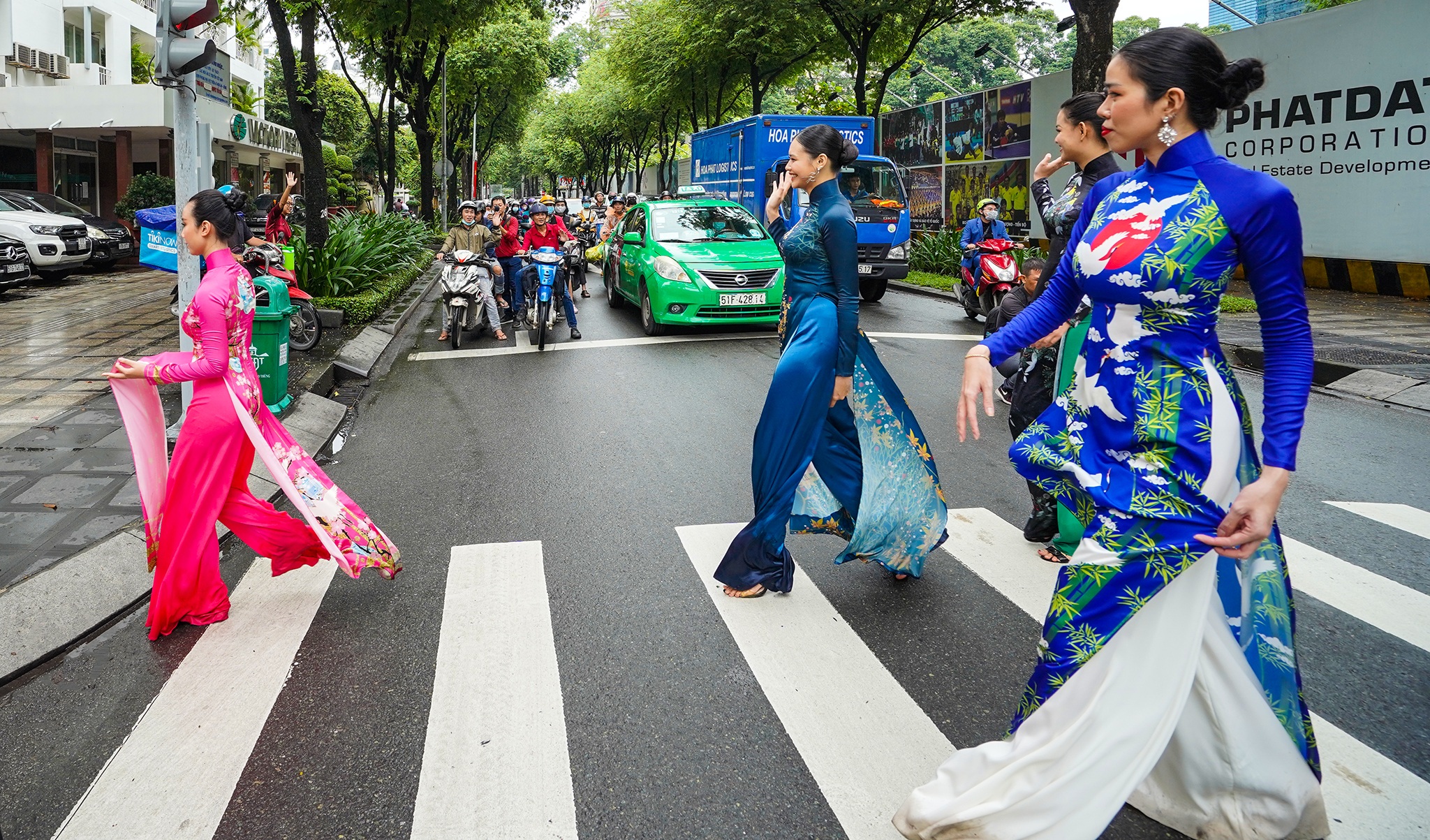 Streets, tourist attractions ... in Ho Chi Minh City turned into ao dai runway - 2