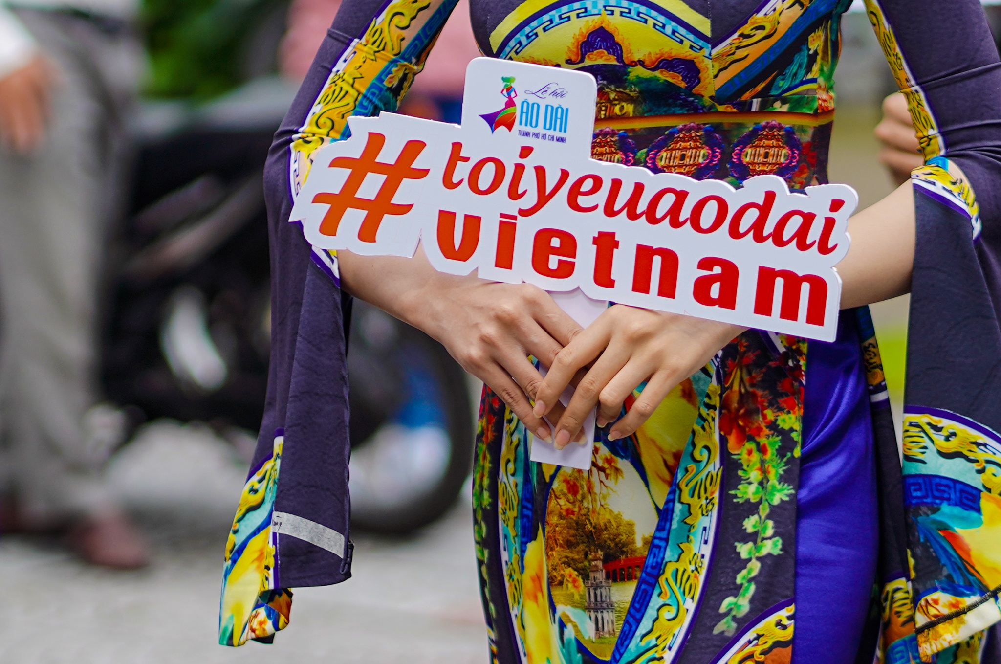 Streets, tourist attractions ... in Ho Chi Minh City turned into ao dai runway - 4