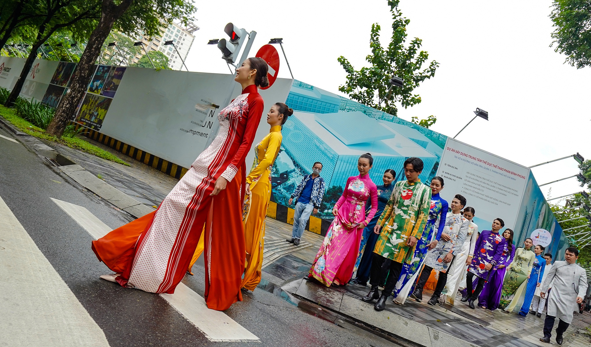 Streets, tourist attractions ... in Ho Chi Minh City turned into ao dai runway - 5