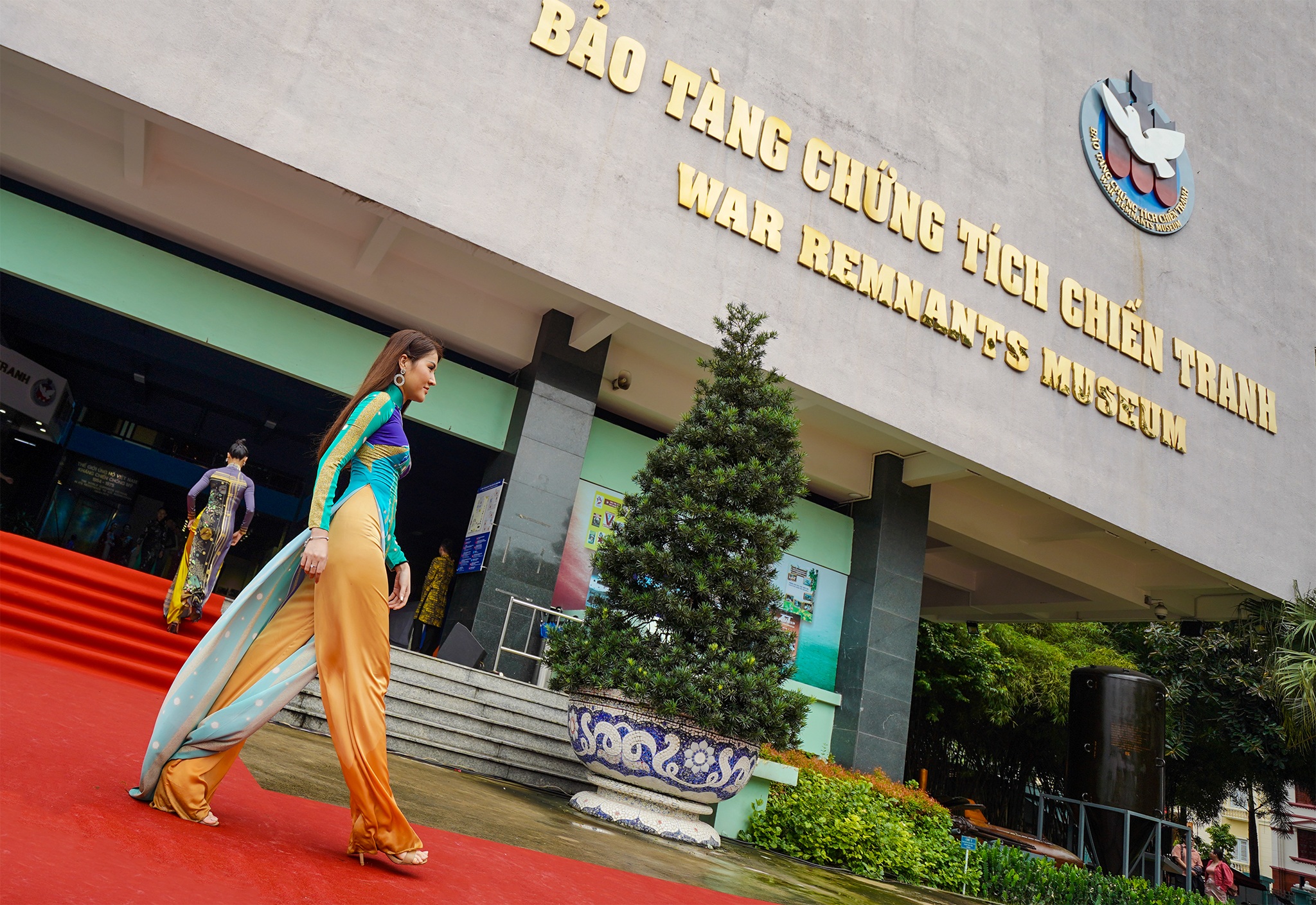 Streets, tourist attractions ... in HCMC turned into ao dai runway - 7