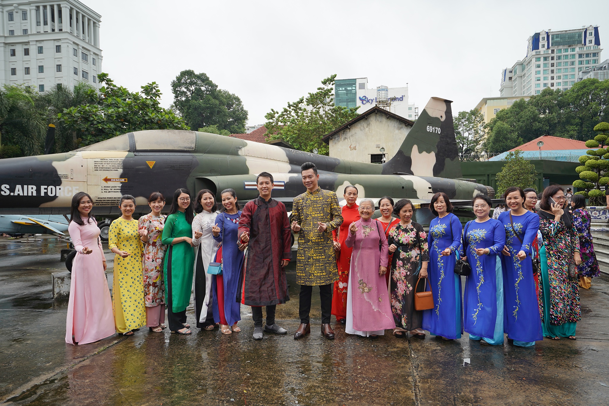 Streets, tourist attractions ... in Ho Chi Minh City turned into ao dai runway - 8