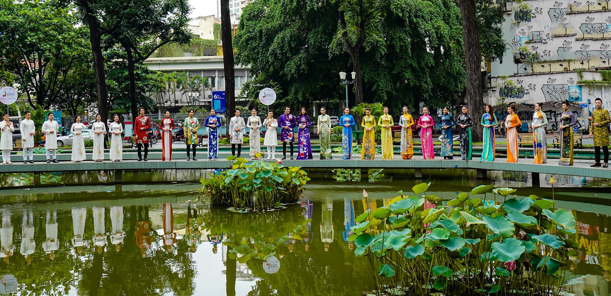 Streets, tourist attractions ... in Ho Chi Minh City turned into a catwalk - 9