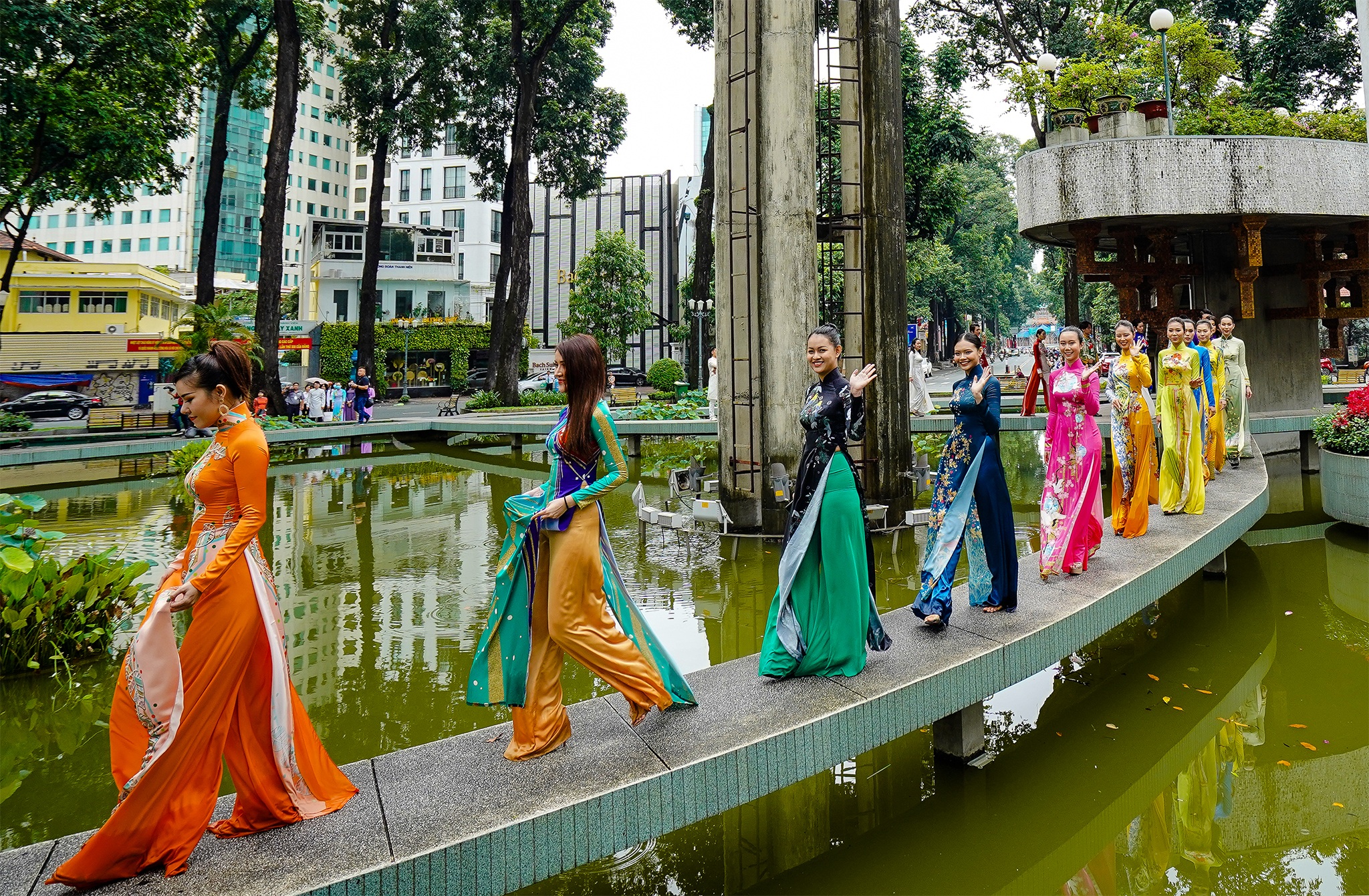 Streets, tourist attractions ... in Ho Chi Minh City turned into a catwalk - 10