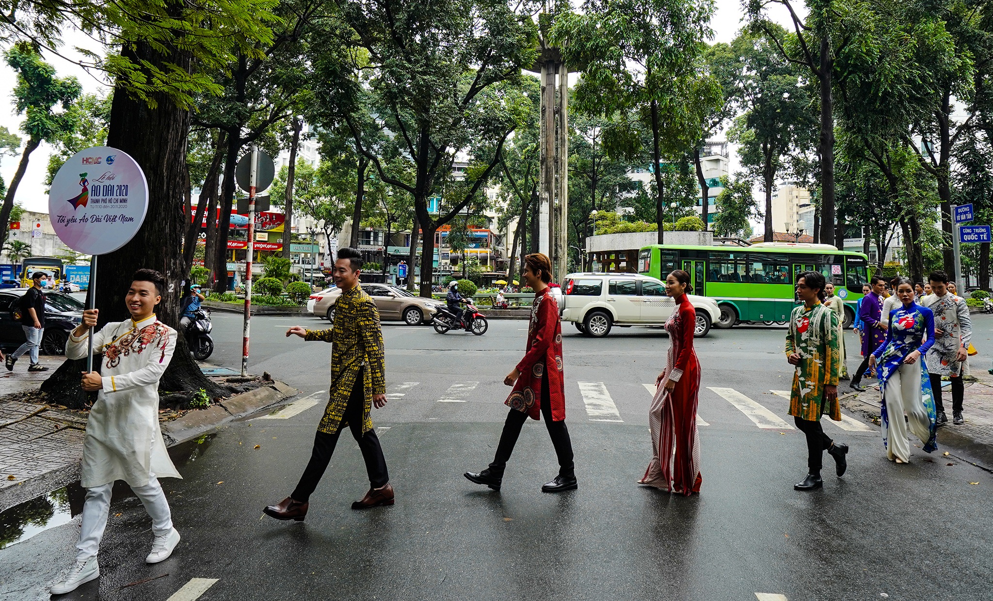 Streets, tourist attractions ... in Ho Chi Minh City turned into a catwalk - 11