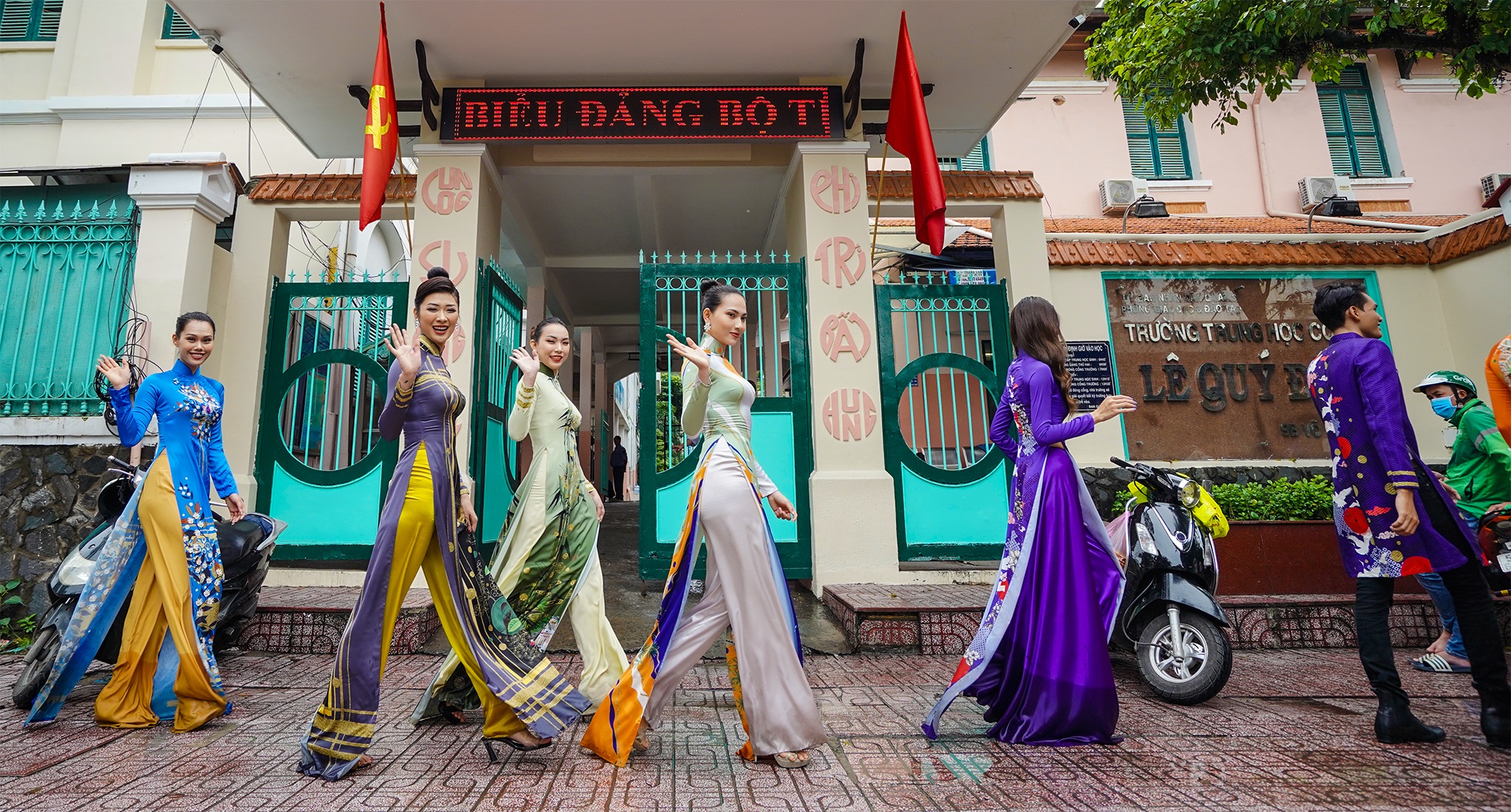 Streets, tourist attractions ... in Ho Chi Minh City turned into a catwalk - 12