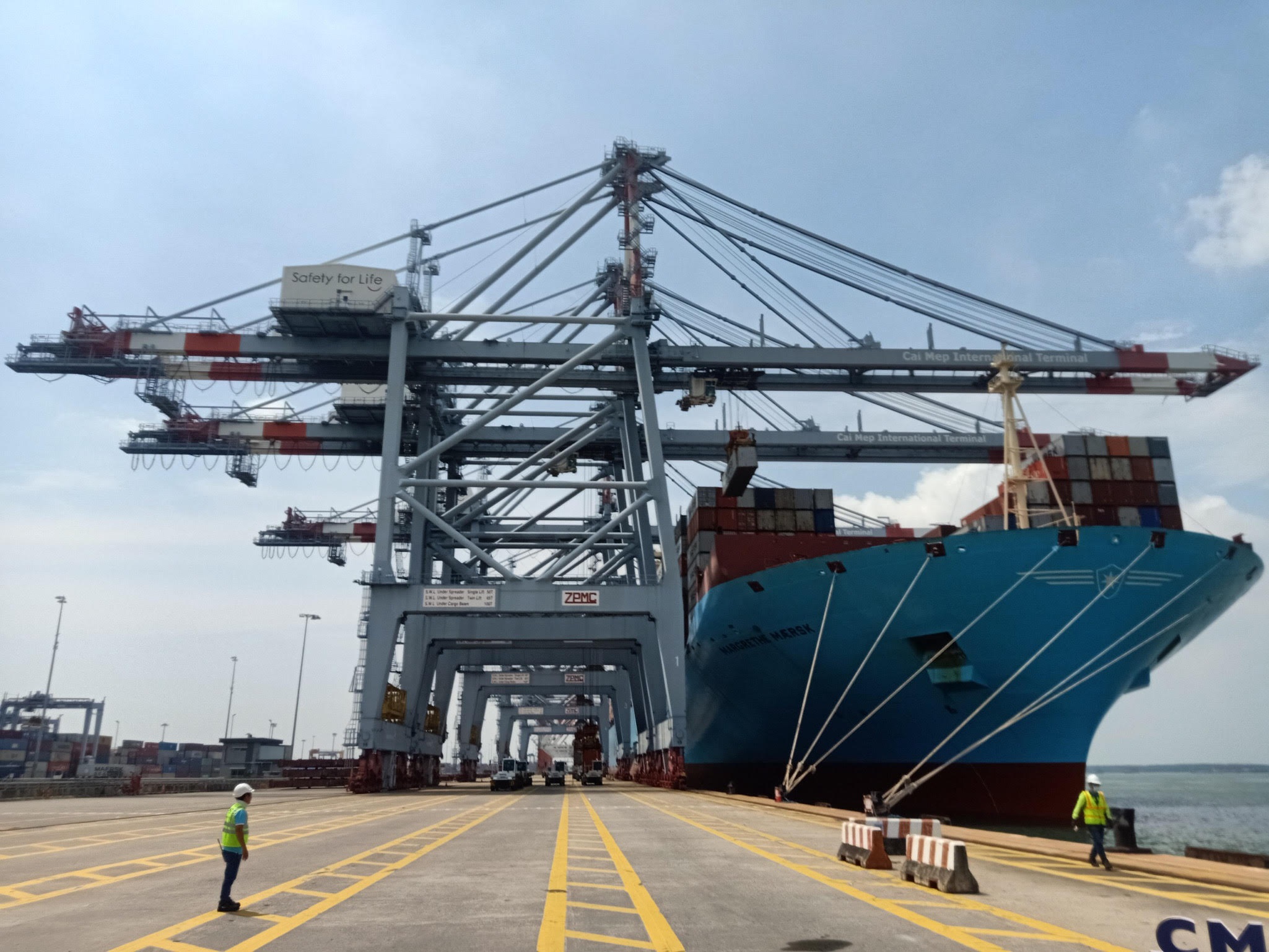 hang tau container noi dia hang tau container noi dia