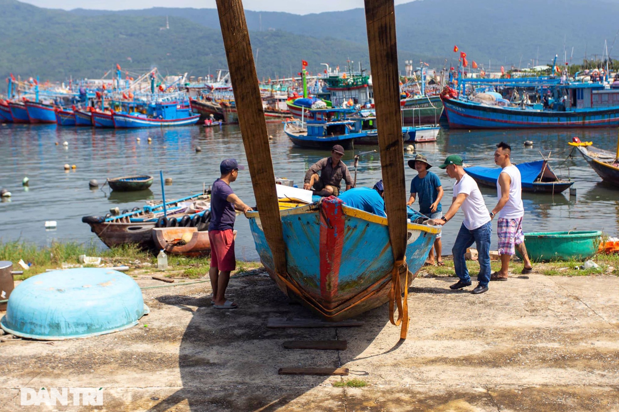 Hàng trăm tàu thuyền của ngư dân Đà Nẵng được đưa lên bờ tránh bão số 9 - 3