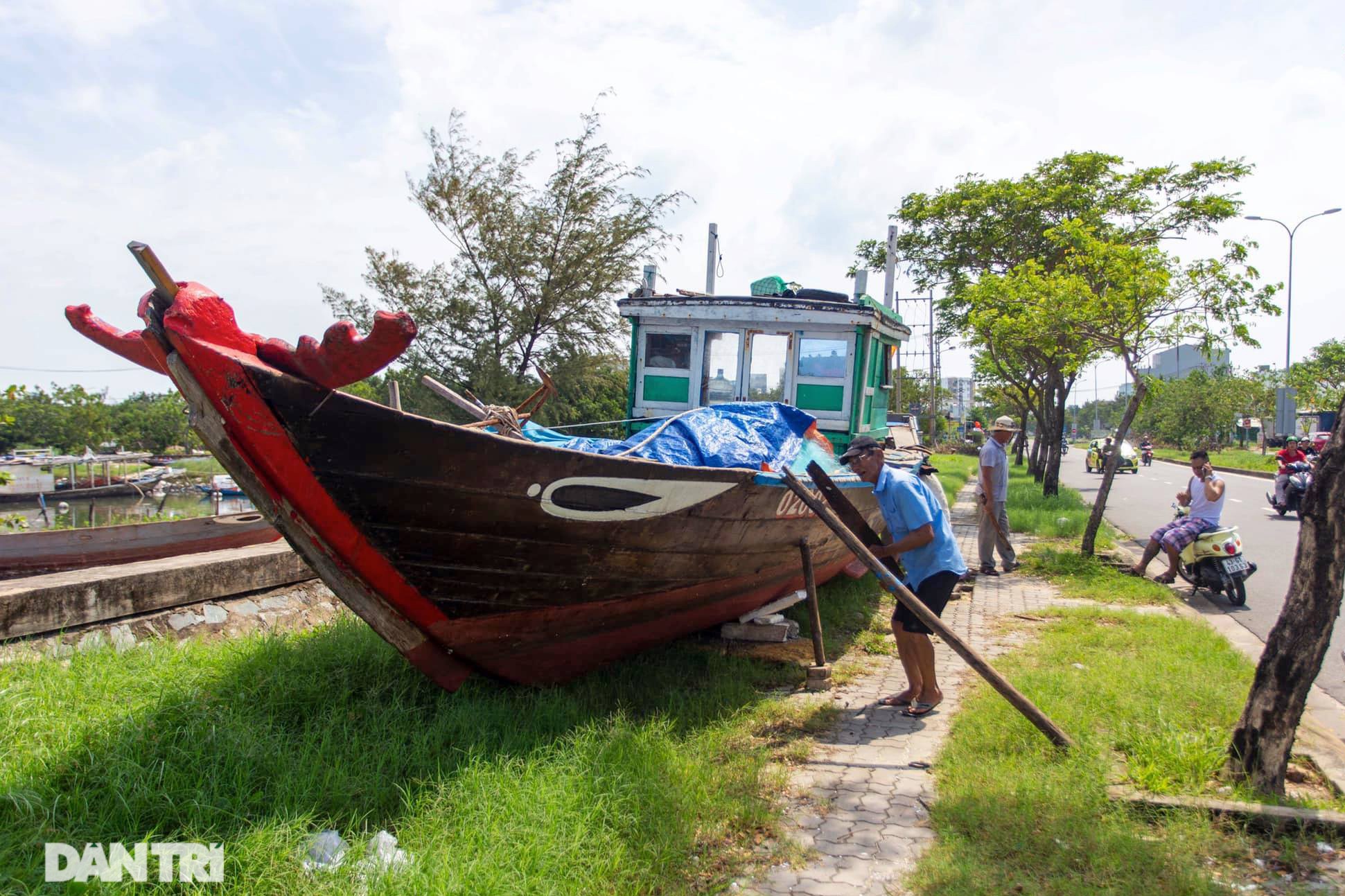 Hàng trăm tàu thuyền của ngư dân Đà Nẵng được đưa lên bờ tránh bão số 9 - 7 Hàng trăm tàu thuyền của ngư dân Đà Nẵng được đưa lên bờ tránh bão số 9 - 7