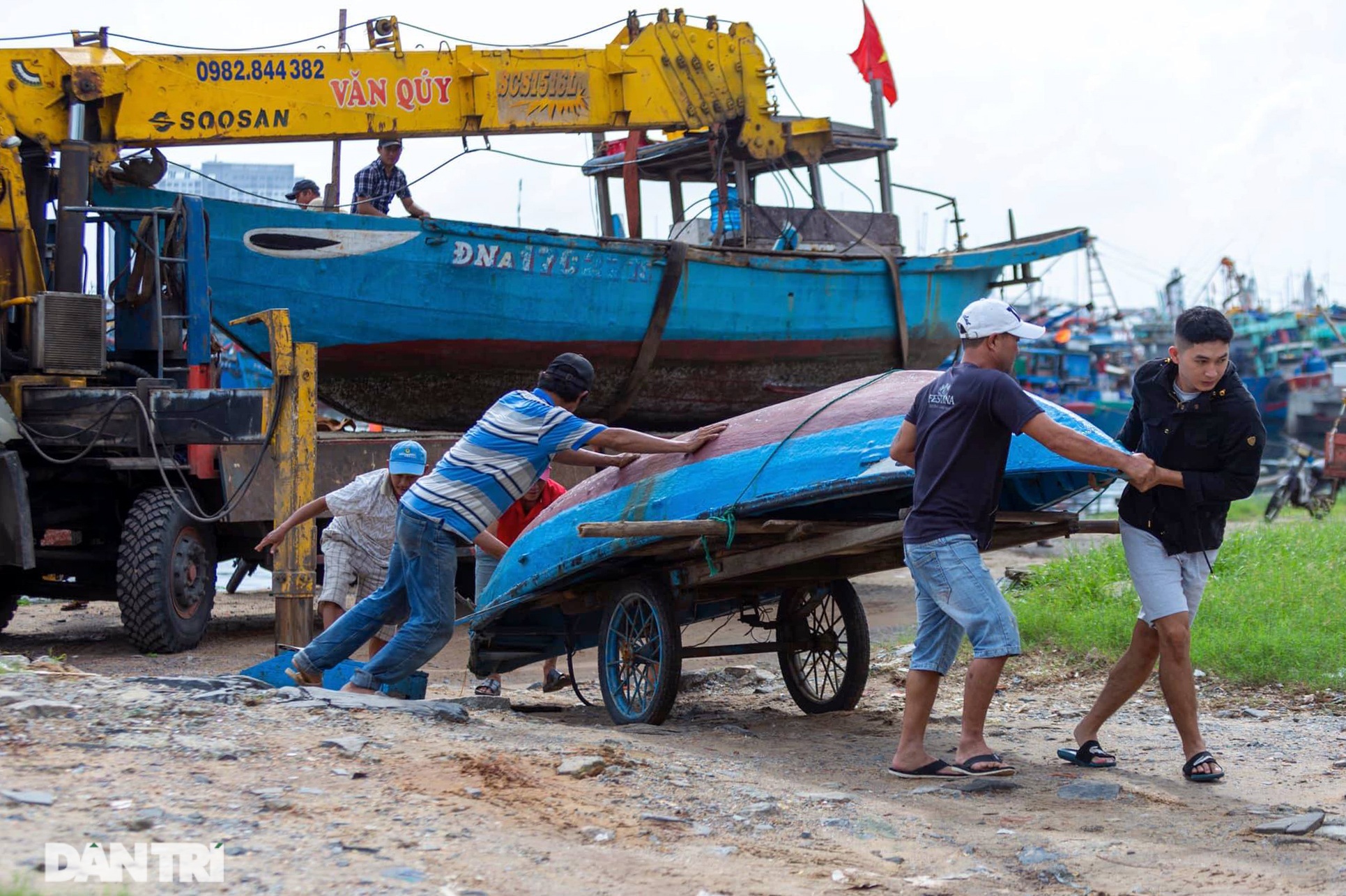 Hàng trăm tàu thuyền của ngư dân Đà Nẵng được đưa lên bờ tránh bão số 9 - 6 Hàng trăm tàu thuyền của ngư dân Đà Nẵng được đưa lên bờ tránh bão số 9 - 6