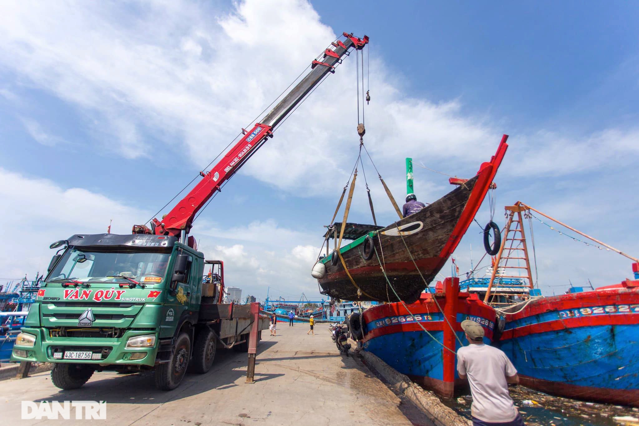Hàng trăm tàu thuyền của ngư dân Đà Nẵng được đưa lên bờ tránh bão số 9 - 1 Hàng trăm tàu thuyền của ngư dân Đà Nẵng được đưa lên bờ tránh bão số 9 - 1