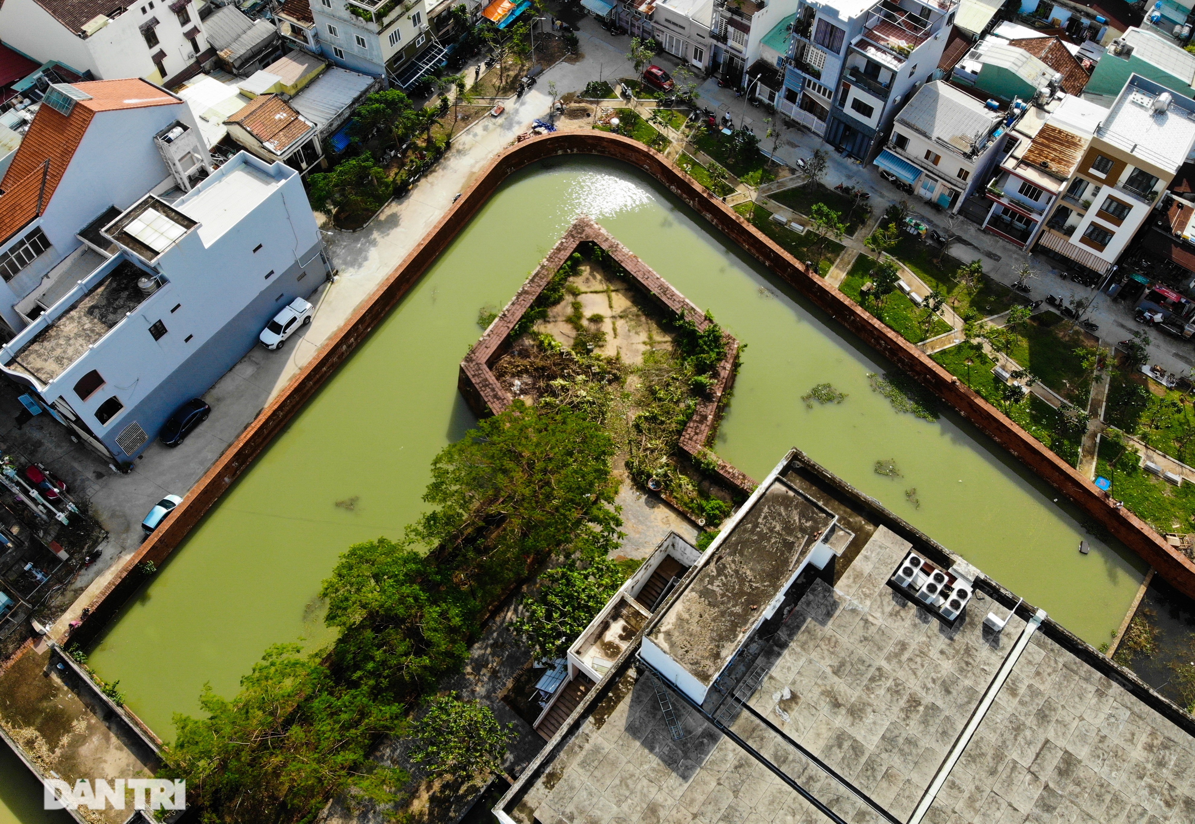 Chiêm ngưỡng cổ thành với tường cao, hào sâu giáp biển Đà Nẵng - 1