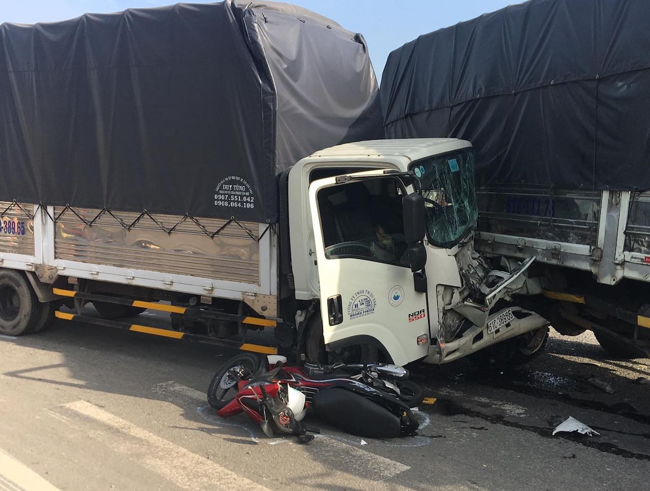 Đã có clip vụ xe container tông cả loạt ôtô, xe máy chờ đèn đỏ ở Bình Dương - 1