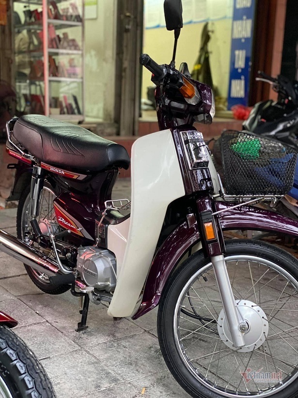 Dân chơi xe máy cổ Hà Nội chi 200 triệu đồng sắm Dream Thái 21 năm tuổi ...