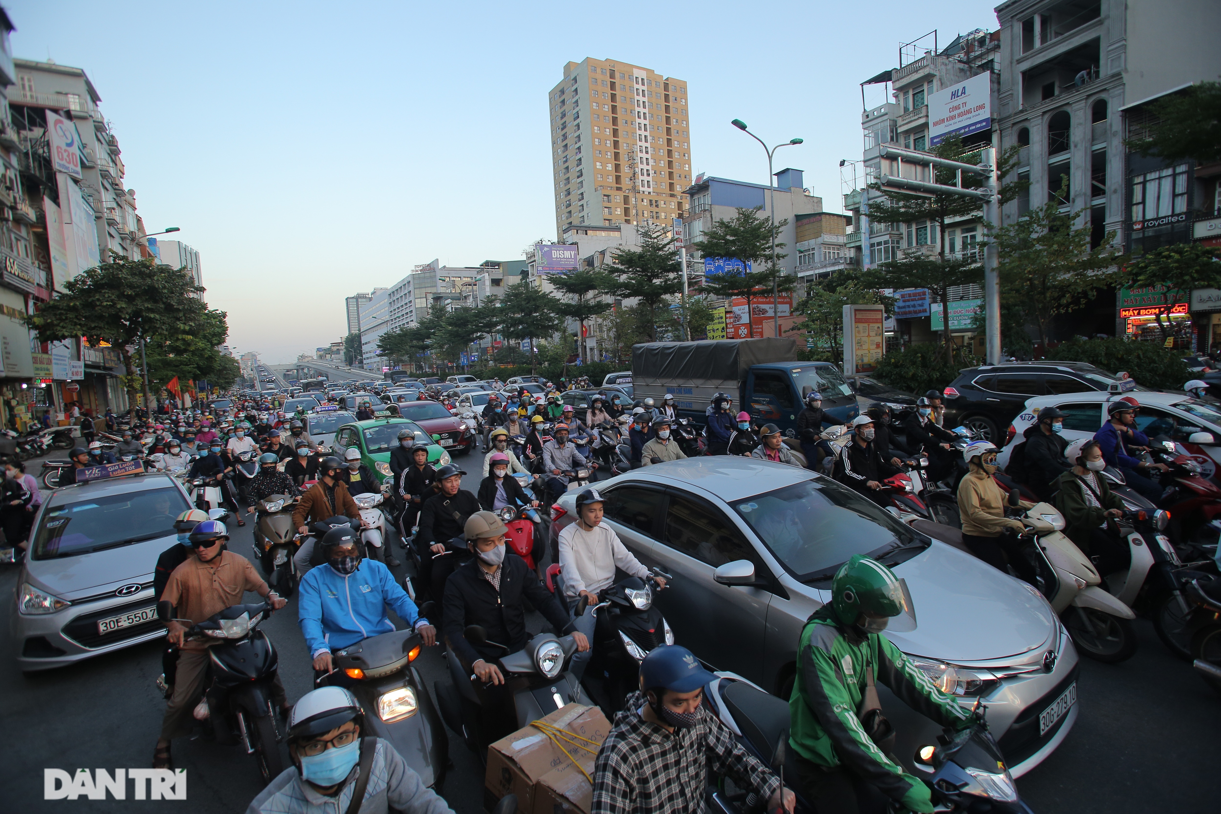 Ngã tư khổ sở tắc vẫn hoàn tắc sau ngày thông xe đường trên cao - 15 Ngã tư khổ sở tắc vẫn hoàn tắc sau ngày thông xe đường trên cao - 15