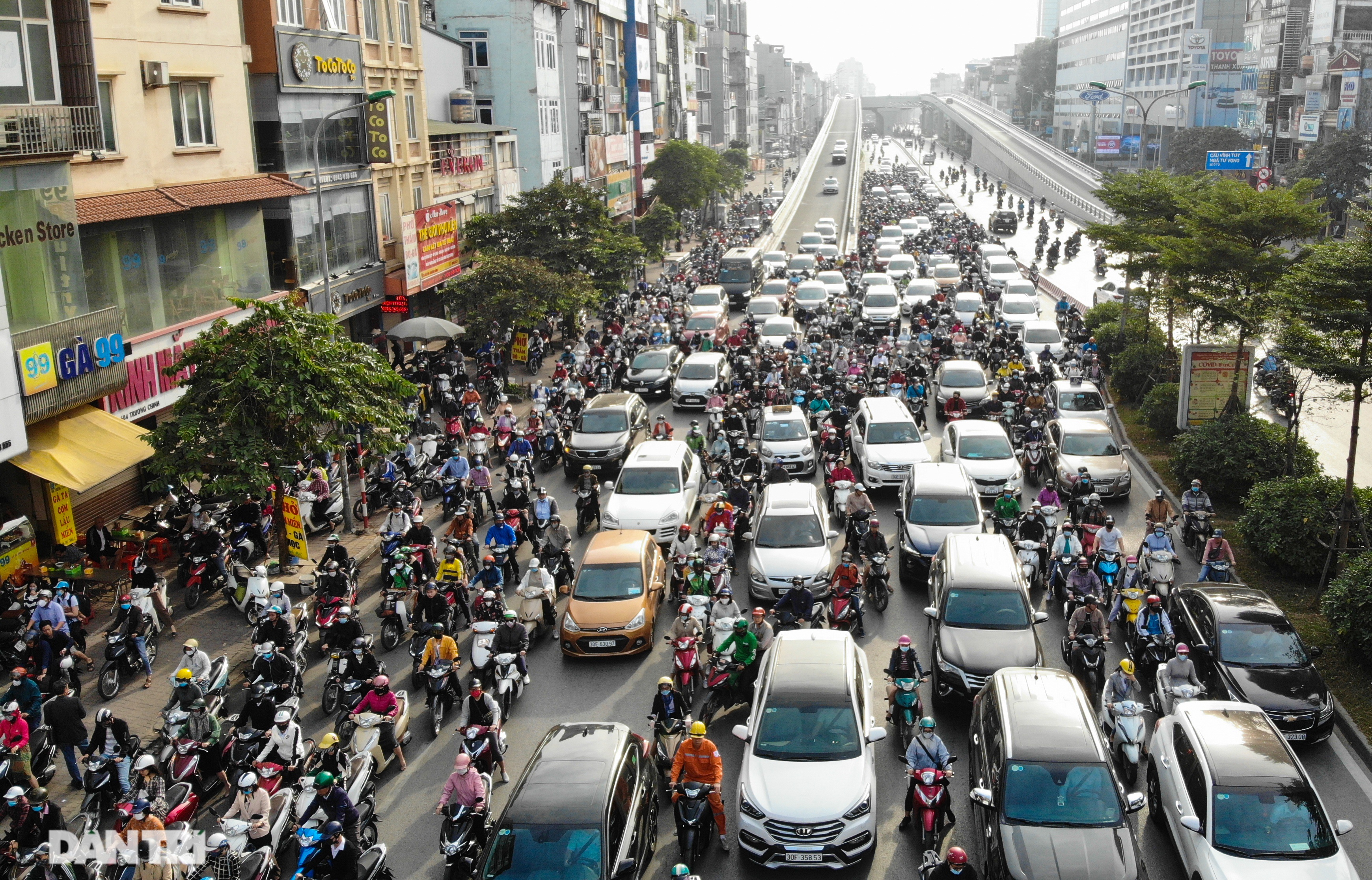 Ngã tư khổ sở tắc vẫn hoàn tắc sau ngày thông xe đường trên cao - 1 Ngã tư khổ sở tắc vẫn hoàn tắc sau ngày thông xe đường trên cao - 1