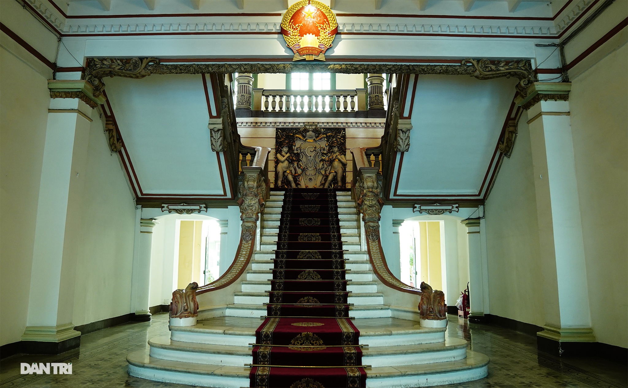 Unique architecture inside the headquarters of the People's Committee of Ho Chi Minh City 111 years old - 6