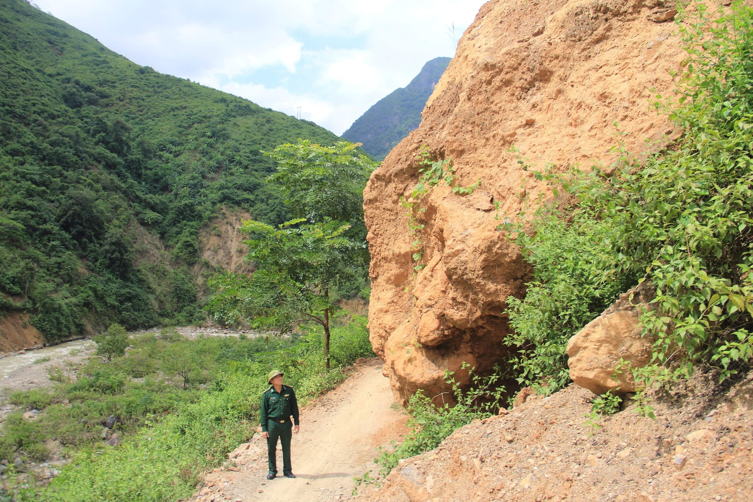 The road is riddled with terrible landslides!  - 9