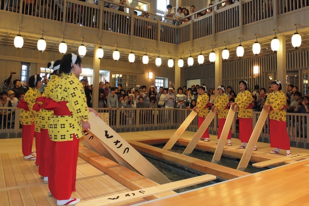 Nghệ thuật múa làm nguội nước tắm onsen ở Kusatsu - 3