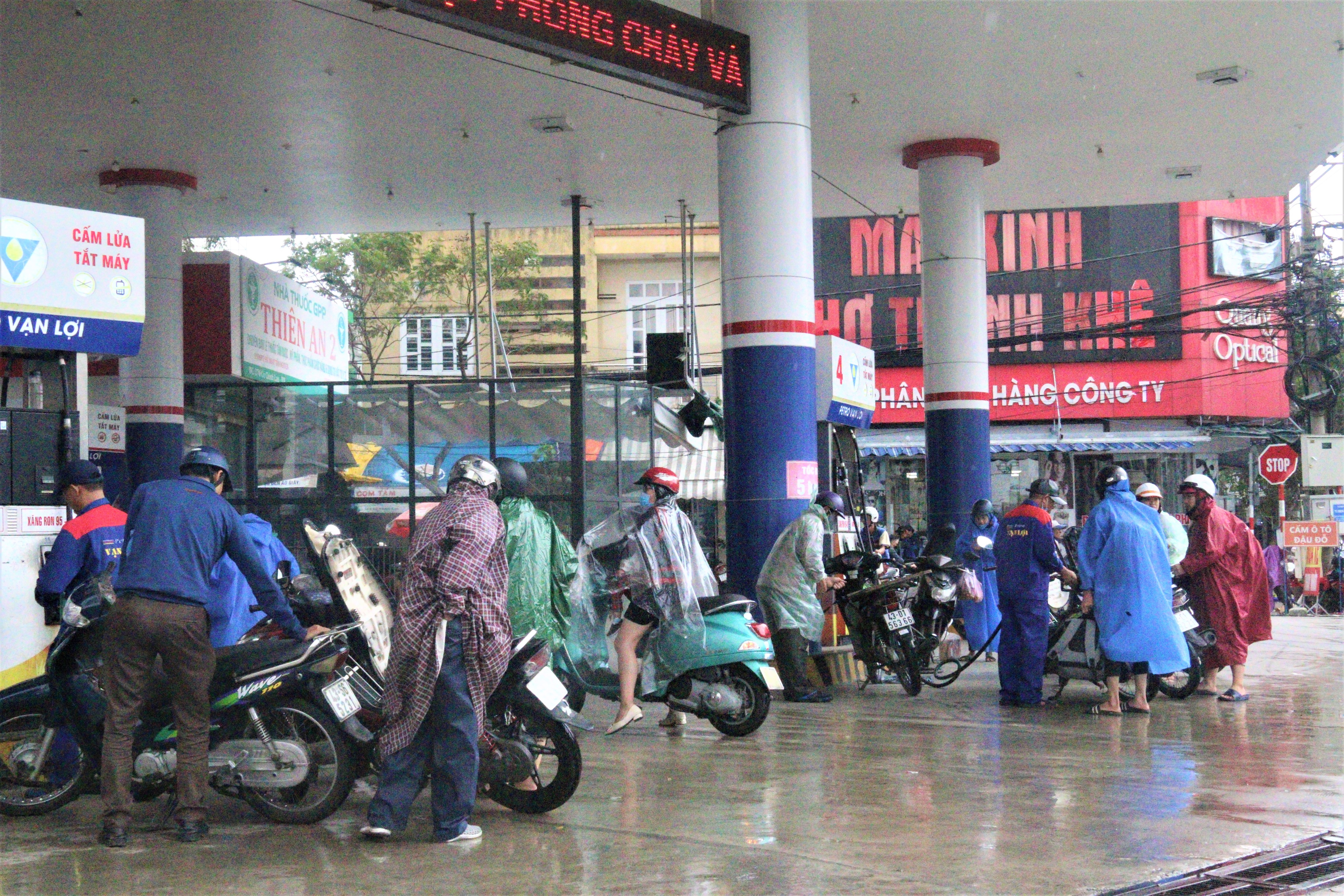 Sợ mất điện do “siêu bão”, người dân Đà Nẵng đổ xô mua xăng dầu dự trữ
