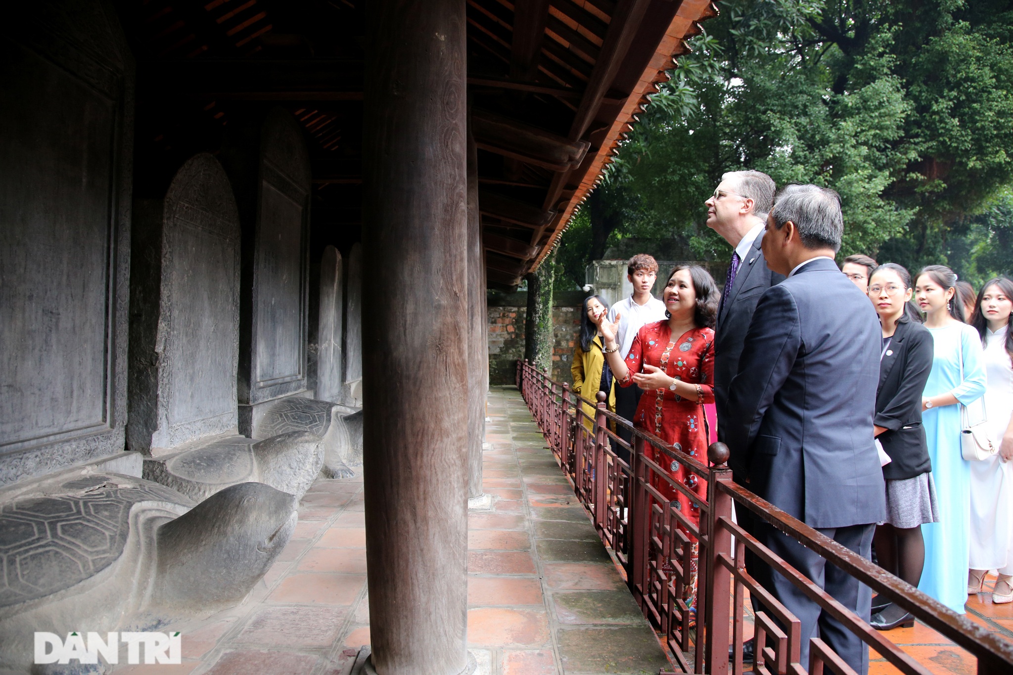 Đại sứ Mỹ thăm Văn Miếu, dâng hương tưởng niệm danh nhân văn hóa Chu Văn An - 7