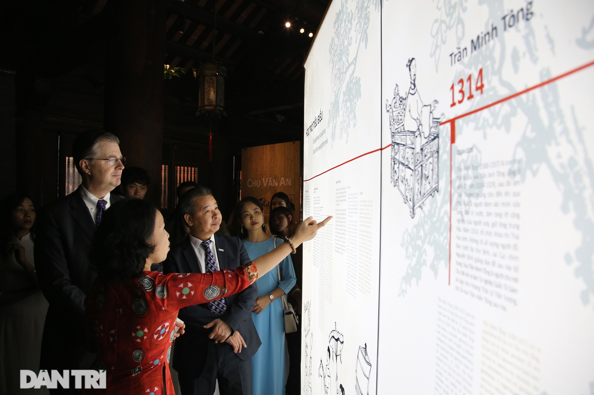Đại sứ Mỹ thăm Văn Miếu, dâng hương tưởng niệm danh nhân văn hóa Chu Văn An - 8