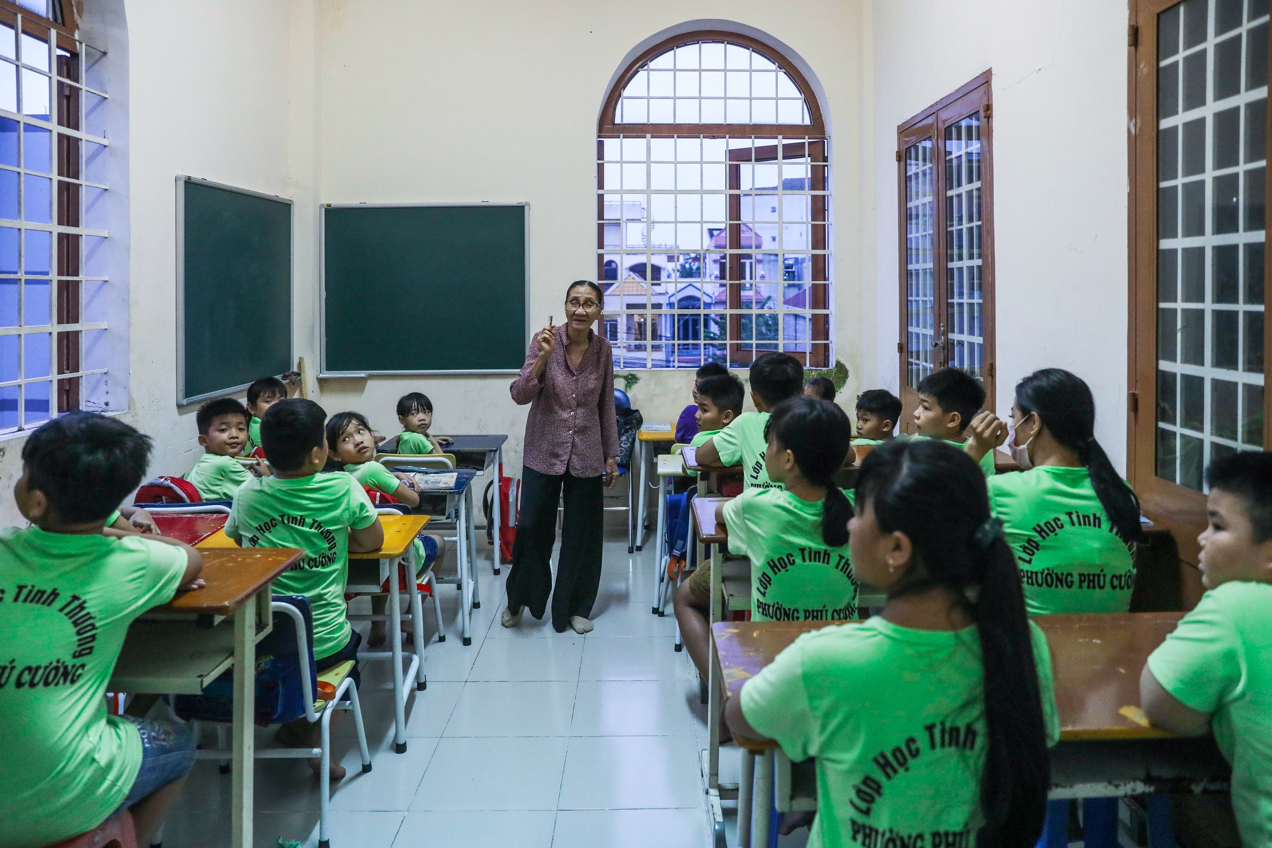 Bà giáo U80 ngày bán vé số, tối đứng lớp “gieo chữ” cho học sinh nghèo - 1