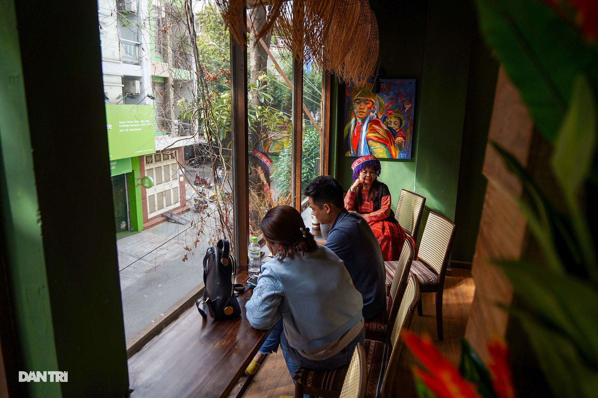 A Phu couple's coffee in the heart of Saigon - 12